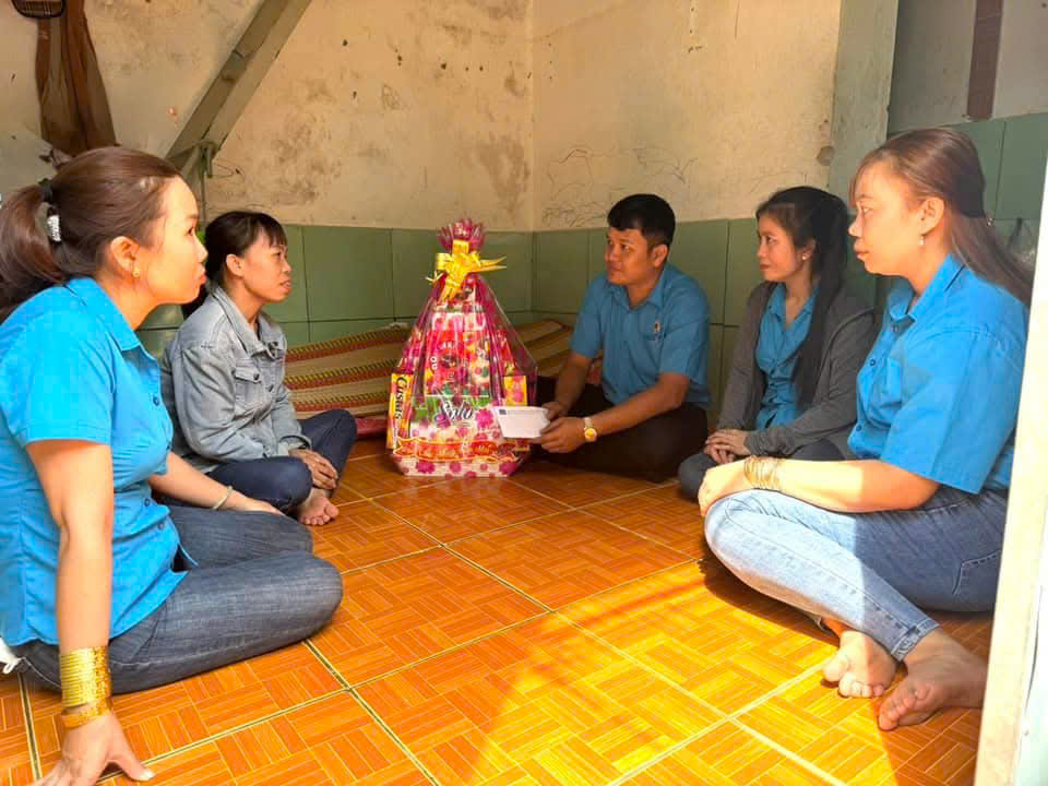 Tết xa quê vẫn ấm áp
- Ảnh 1.