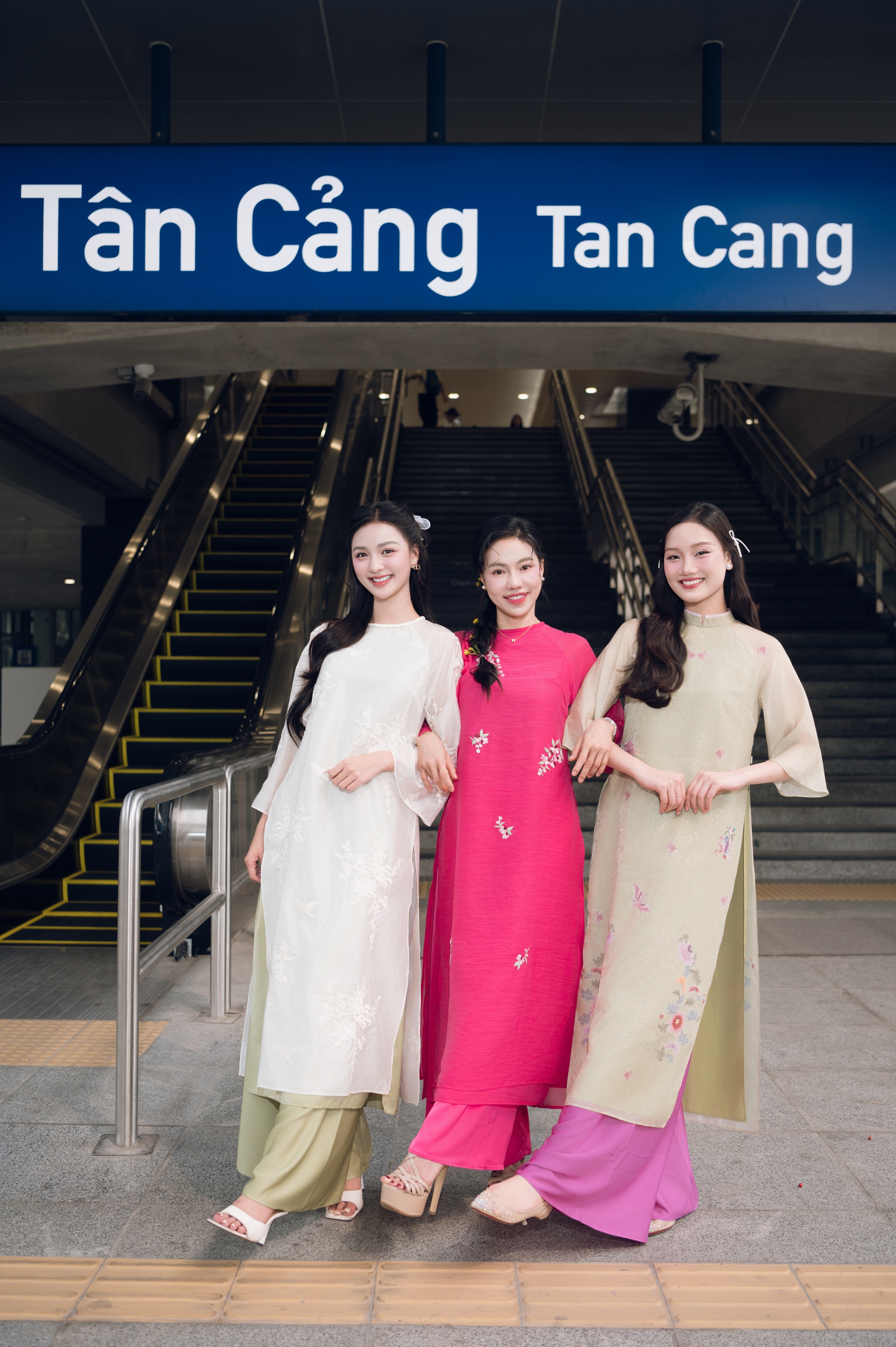 Dàn Hoa hậu Sen Vàng gợi ý chọn áo dài du xuân
- Ảnh 11.