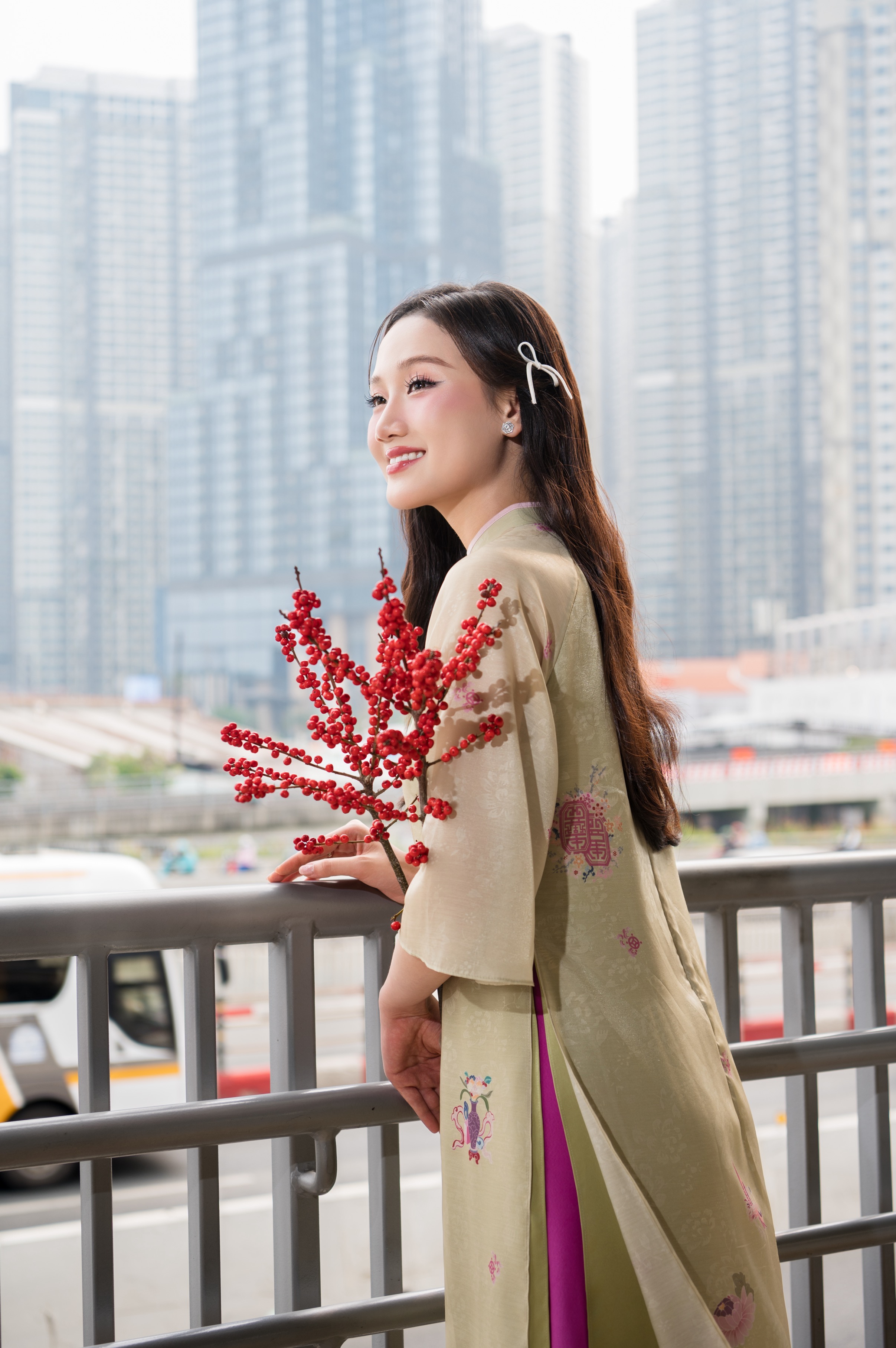 Dàn Hoa hậu Sen Vàng gợi ý chọn áo dài du xuân
- Ảnh 15.