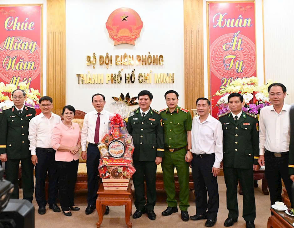 B&iacute; thư Th&agrave;nh ủy TP HCM thăm, động vi&ecirc;n c&aacute;c đơn vị trực Tết v&agrave; trực sẵn s&agrave;ng chiến đấu- Ảnh 3.