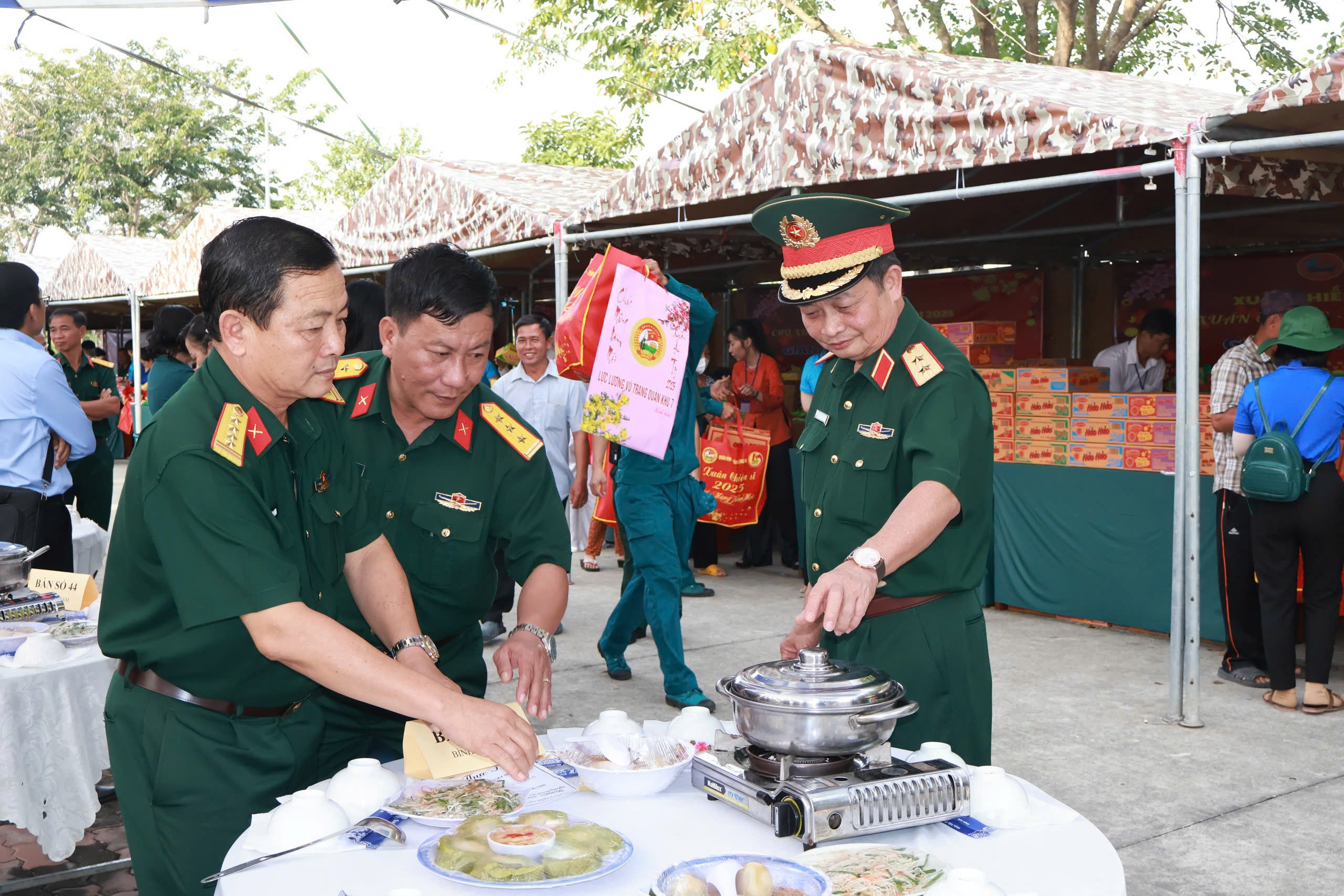 Chuyện kể từ những m&acirc;m cơm Tết đặc biệt- Ảnh 1.