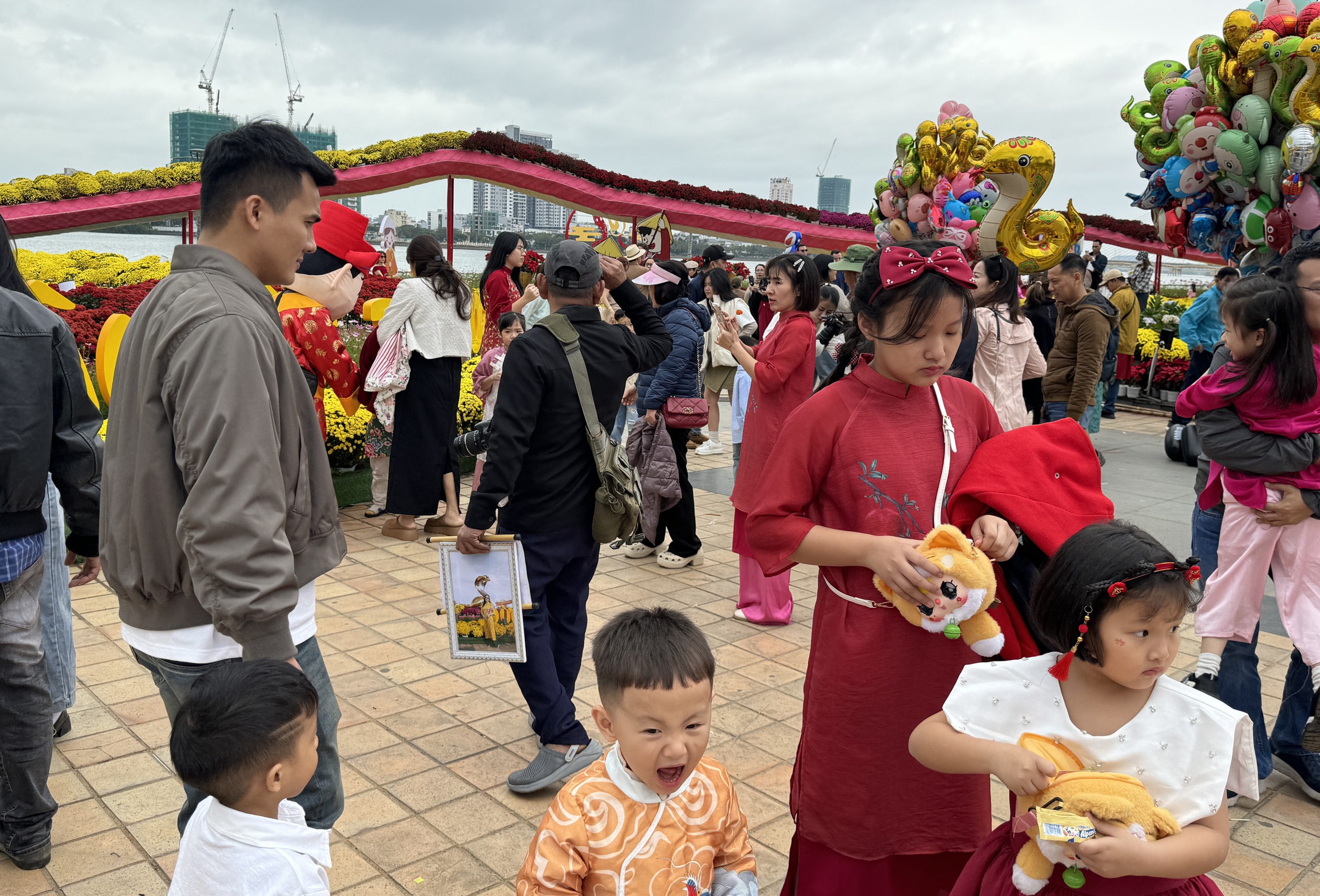 Đường hoa Xuân Đà Nẵng tấp nập ngày 29 Tết- Ảnh 7.