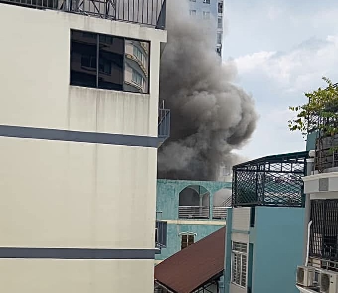 TP HCM: Cứu một người trong vụ ch&aacute;y lớn ở khu d&acirc;n cư chiều 29 Tết- Ảnh 1.