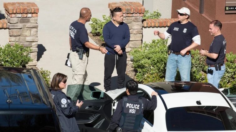 Cảnh s&aacute;t Mỹ đột k&iacute;ch Mission Viejo, California, nơi được cho l&agrave; c&oacute; hoạt động "du lịch sinh đẻ". Ảnh: NBC News