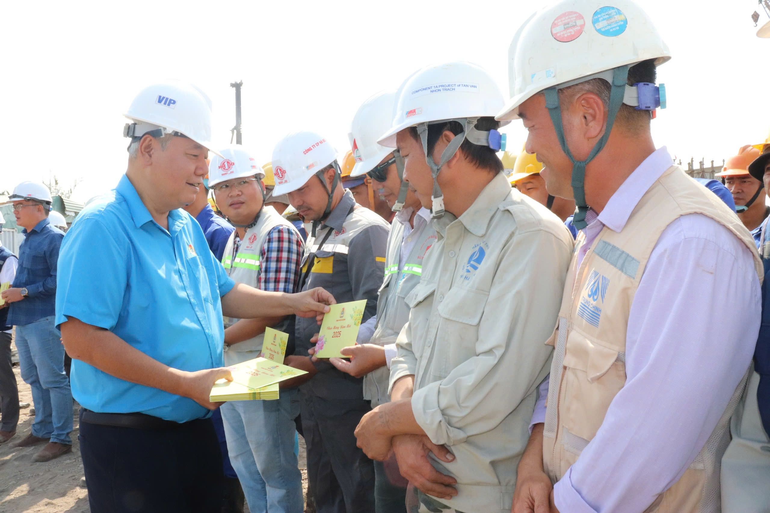 Thăm c&ocirc;ng nh&acirc;n l&agrave;m xuy&ecirc;n Tết tại dự &aacute;n đường V&agrave;nh đai 3 TP HCM- Ảnh 1.