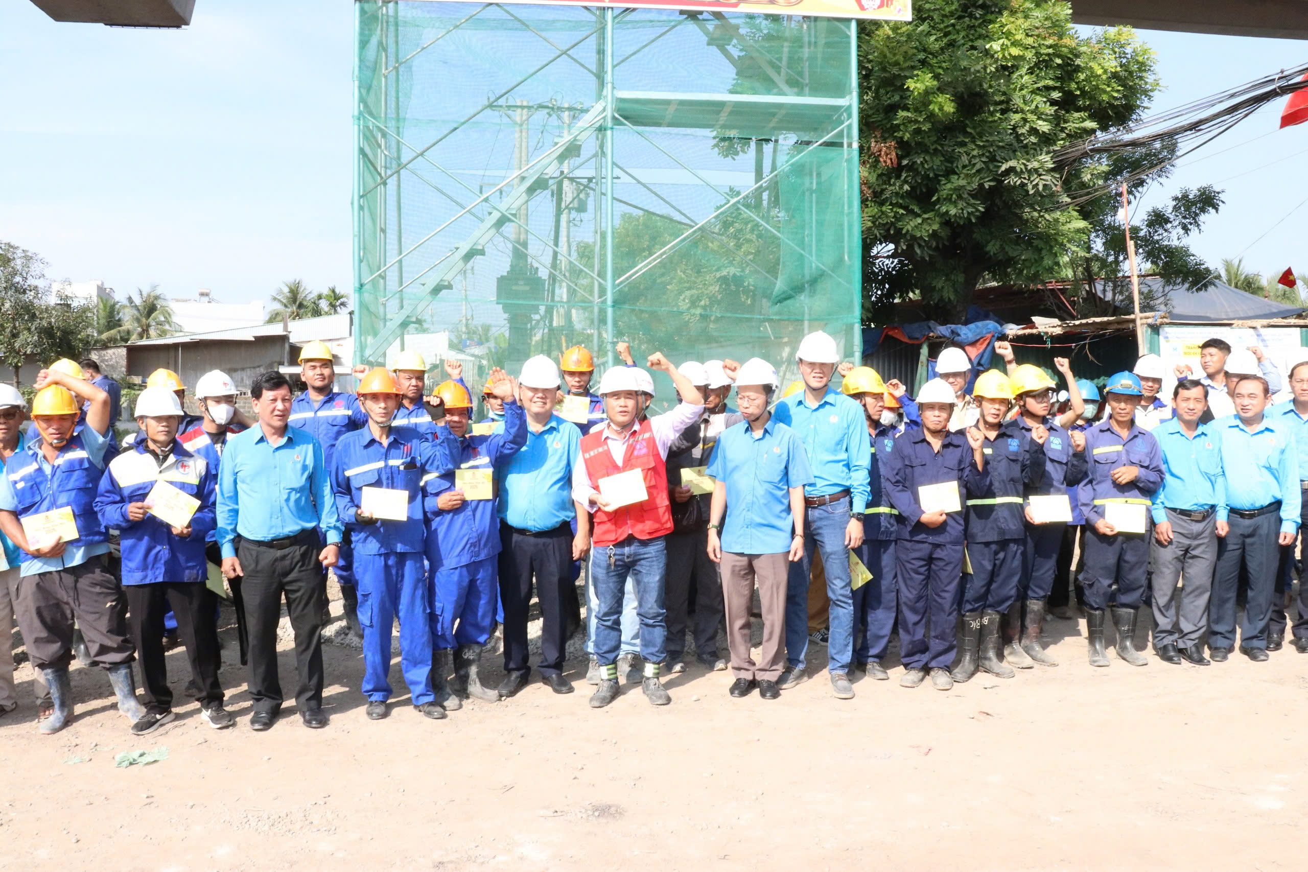 Thăm c&ocirc;ng nh&acirc;n l&agrave;m xuy&ecirc;n Tết tại dự &aacute;n đường V&agrave;nh đai 3 TP HCM- Ảnh 2.