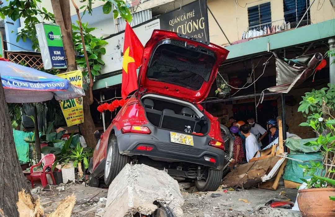 TP HCM: &Ocirc; t&ocirc; lao v&agrave;o qu&aacute;n c&agrave; ph&ecirc; đ&ocirc;ng người s&aacute;ng 29 Tết- Ảnh 1.