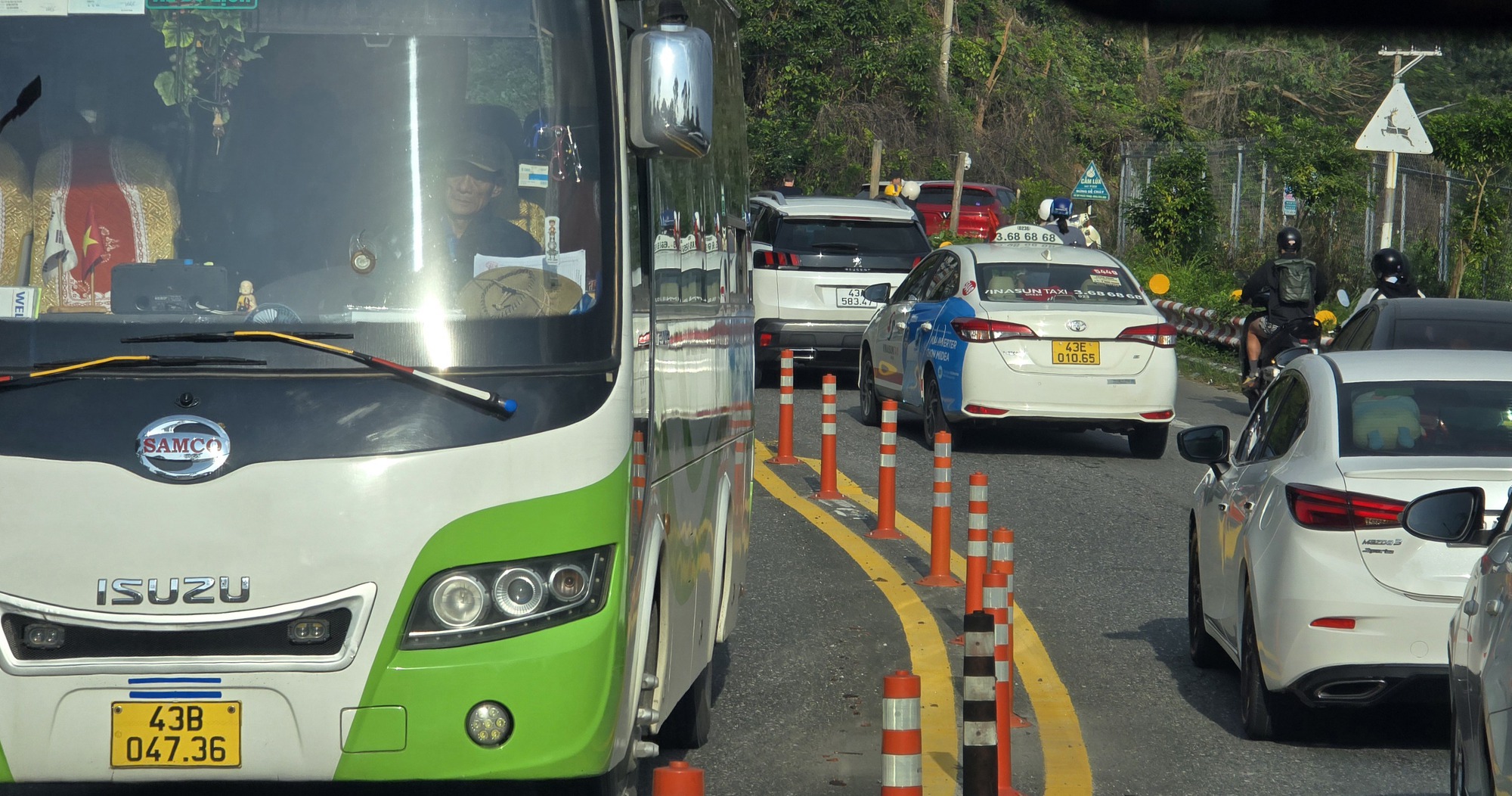 Đ&agrave; Nẵng: Ch&ugrave;a Linh Ứng qu&aacute; tải trong ng&agrave;y đầu năm mới- Ảnh 5.
