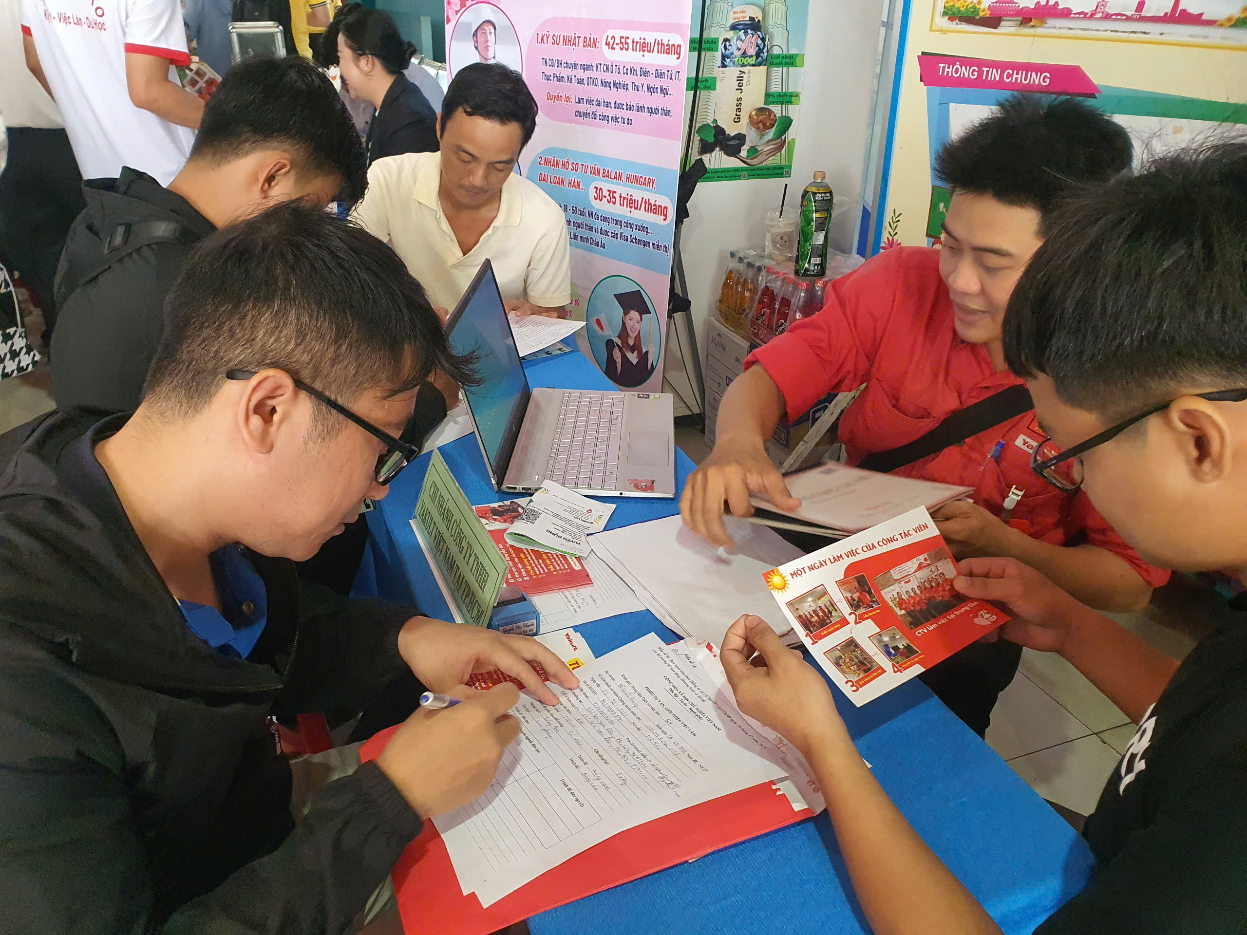 Thị trường lao động TP HCM năm 2025: Những ng&agrave;nh nghề "kh&aacute;t" nh&acirc;n lực sau Tết- Ảnh 3.