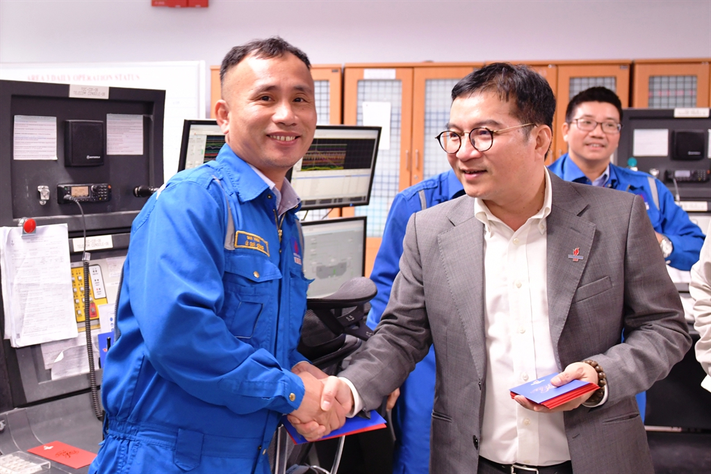 Hàng trăm người ở lại "giữ lửa" cho Nhà máy lọc dầu Dung Quất - Ảnh 1.