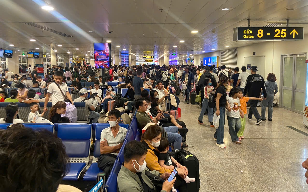 Mùng 1 Tết, sân bay Tân Sơn Nhất vẫn đón lượng khách "đông không tưởng"