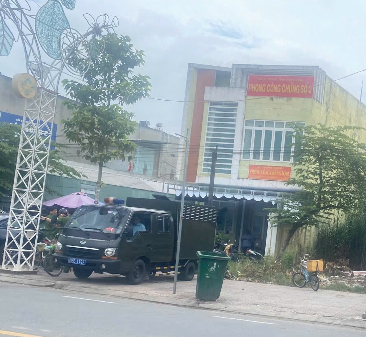 Bắt một nữ trưởng phòng công chứng ở Vĩnh Long- Ảnh 1.