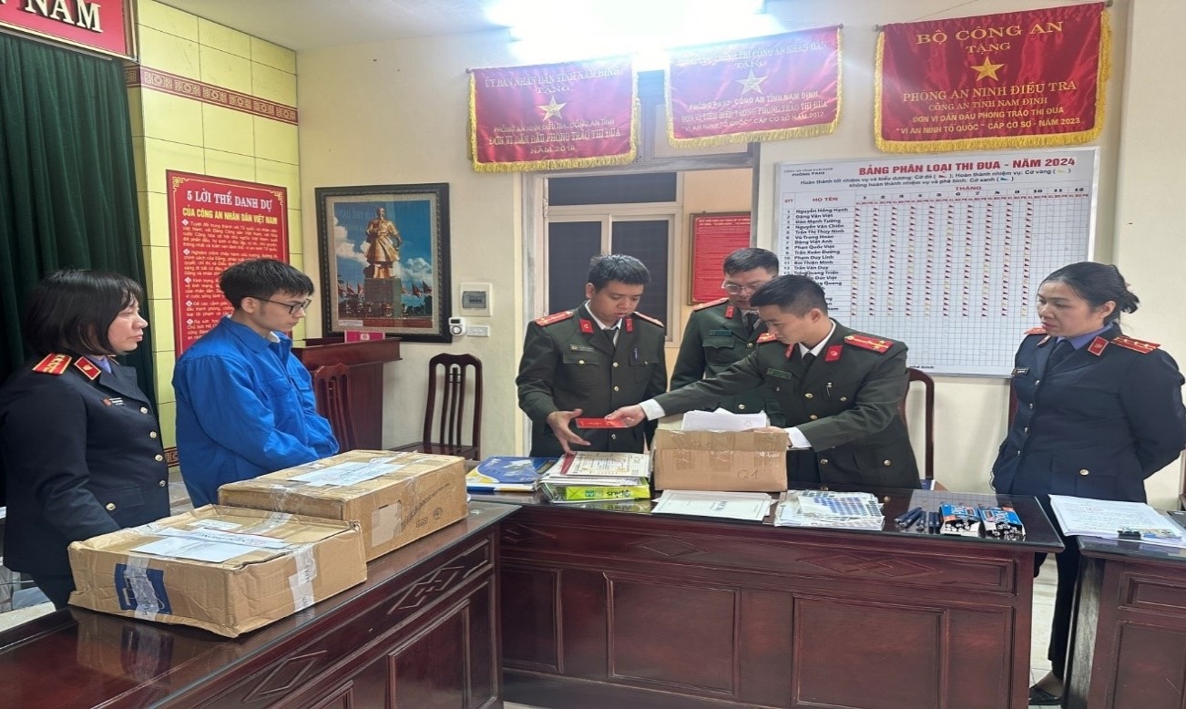 Triệt ph&aacute; đường d&acirc;y quy m&ocirc; lớn l&agrave;m giả t&agrave;i liệu của cơ quan tổ chức- Ảnh 1.