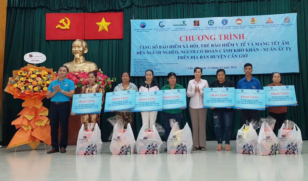 Gi&uacute;p d&acirc;n ngh&egrave;o Cần Giờ tiếp cận ch&iacute;nh s&aacute;ch BHXH, BHYT- Ảnh 2.