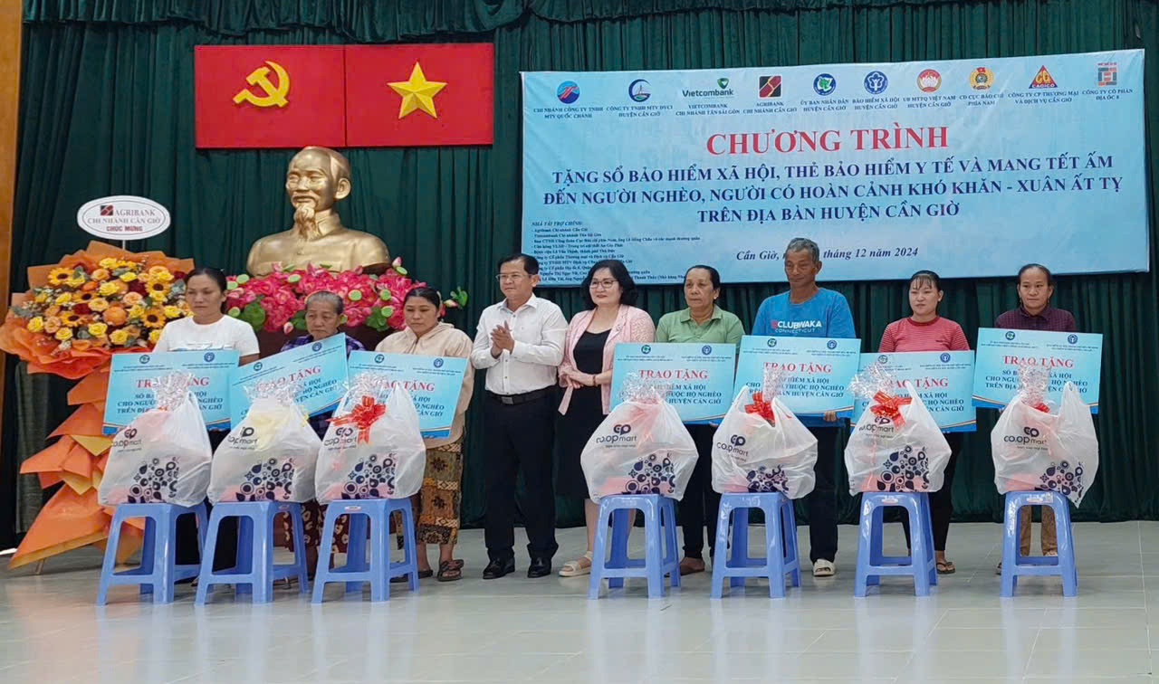 Gi&uacute;p d&acirc;n ngh&egrave;o Cần Giờ tiếp cận ch&iacute;nh s&aacute;ch BHXH, BHYT- Ảnh 1.
