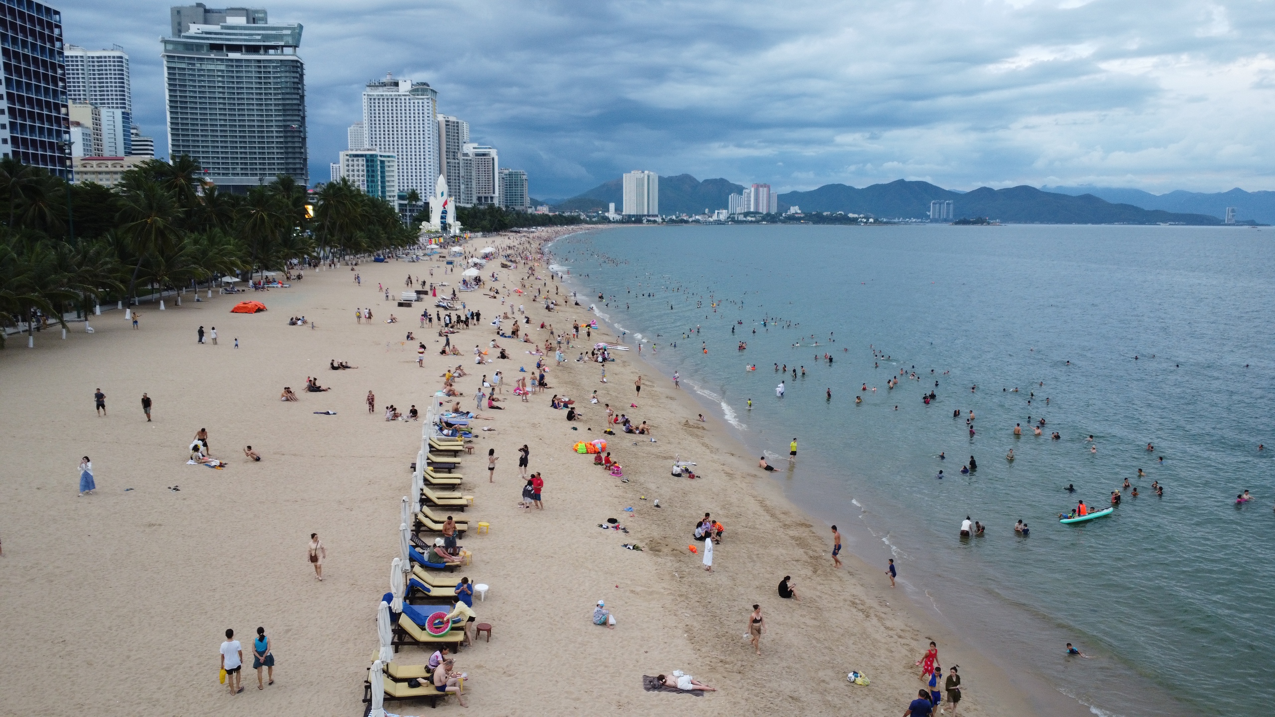 Vụ "thu phí" khách ở bãi biển: Nha Trang rà soát hoạt động kinh doanh- Ảnh 1.