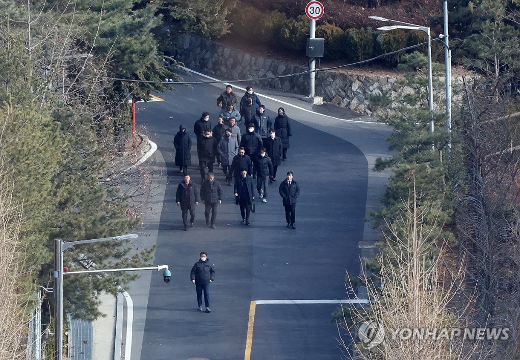 Nh&oacute;m điều tra r&uacute;t lui trưa 3-1. Ảnh: Yonhap