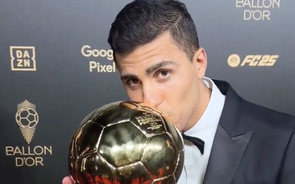 Rodri đ&aacute;p trả Ronaldo 