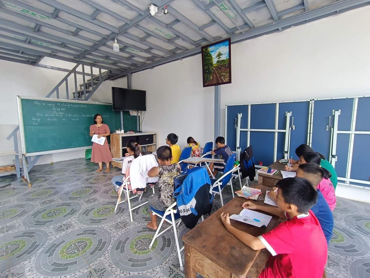 B&agrave;i dự thi cuộc thi viết "L&ograve;ng tốt quanh ta": Vợ chồng thầy gi&aacute;o hết l&ograve;ng v&igrave; học tr&ograve; ngh&egrave;o- Ảnh 2.