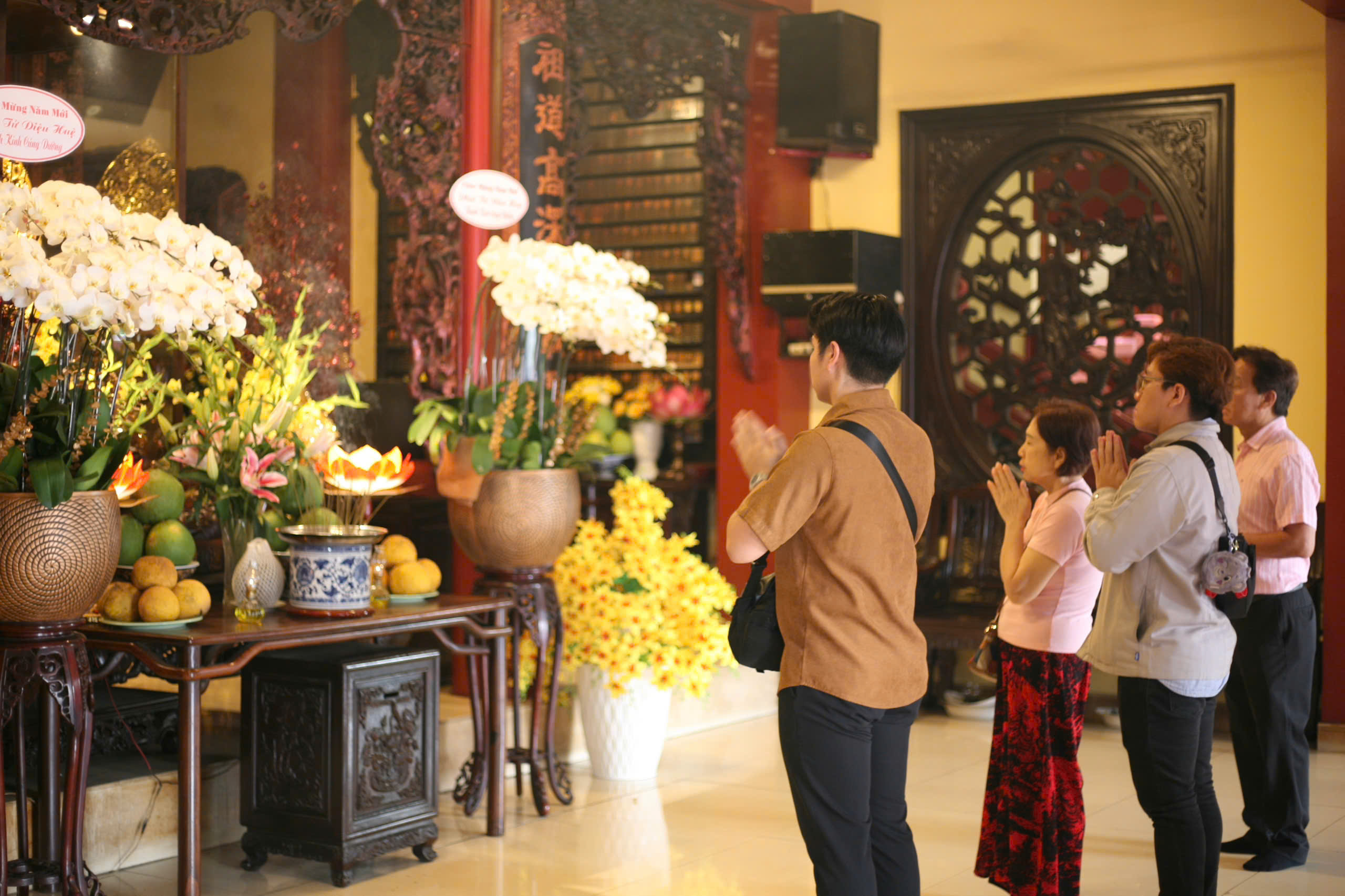 Người d&acirc;n du xu&acirc;n, đi lễ ở những ng&ocirc;i ch&ugrave;a nổi tiếng bậc nhất TP HCM- Ảnh 22.