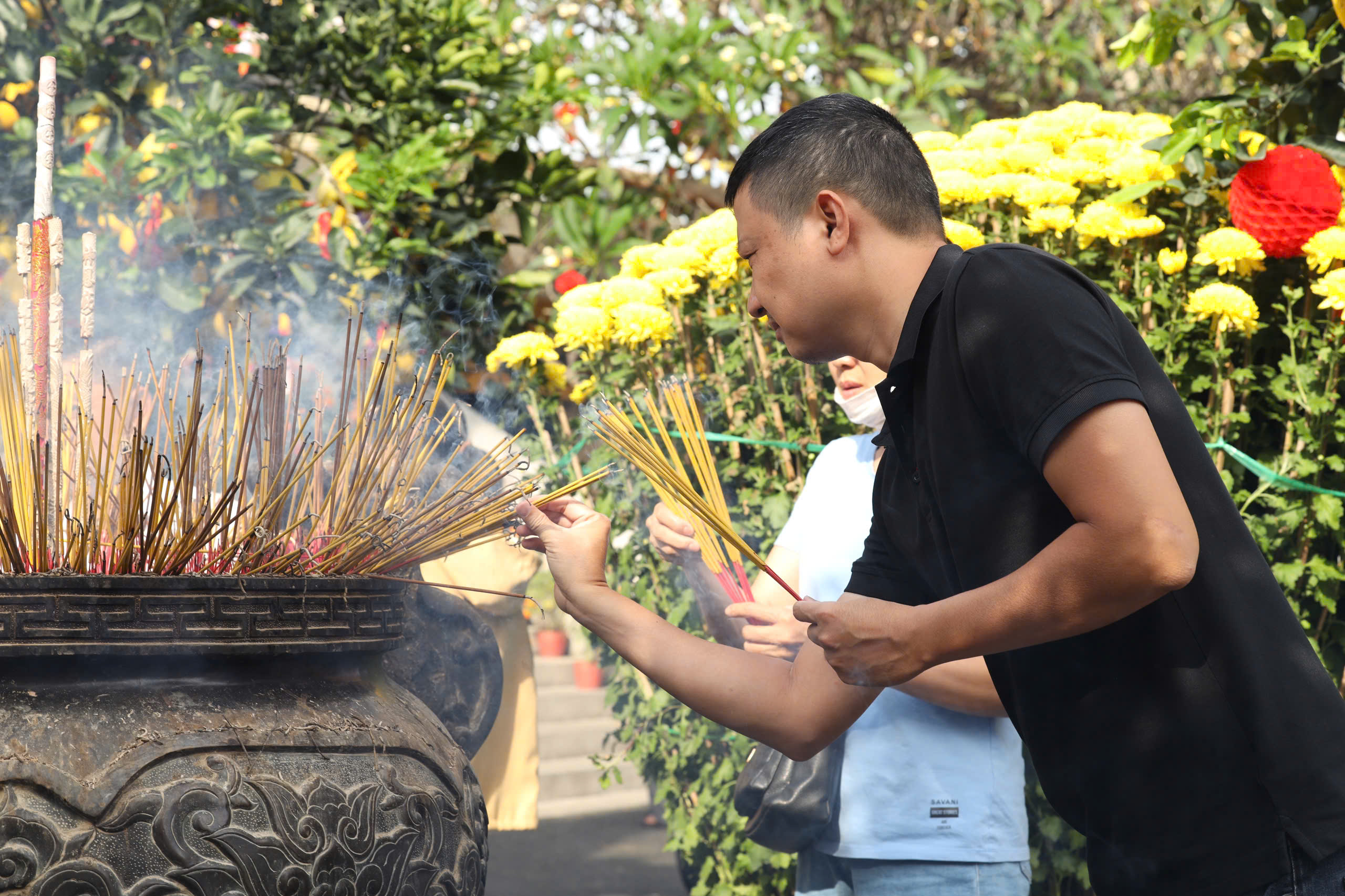 Người d&acirc;n du xu&acirc;n, đi lễ ở những ng&ocirc;i ch&ugrave;a nổi tiếng bậc nhất TP HCM- Ảnh 14.