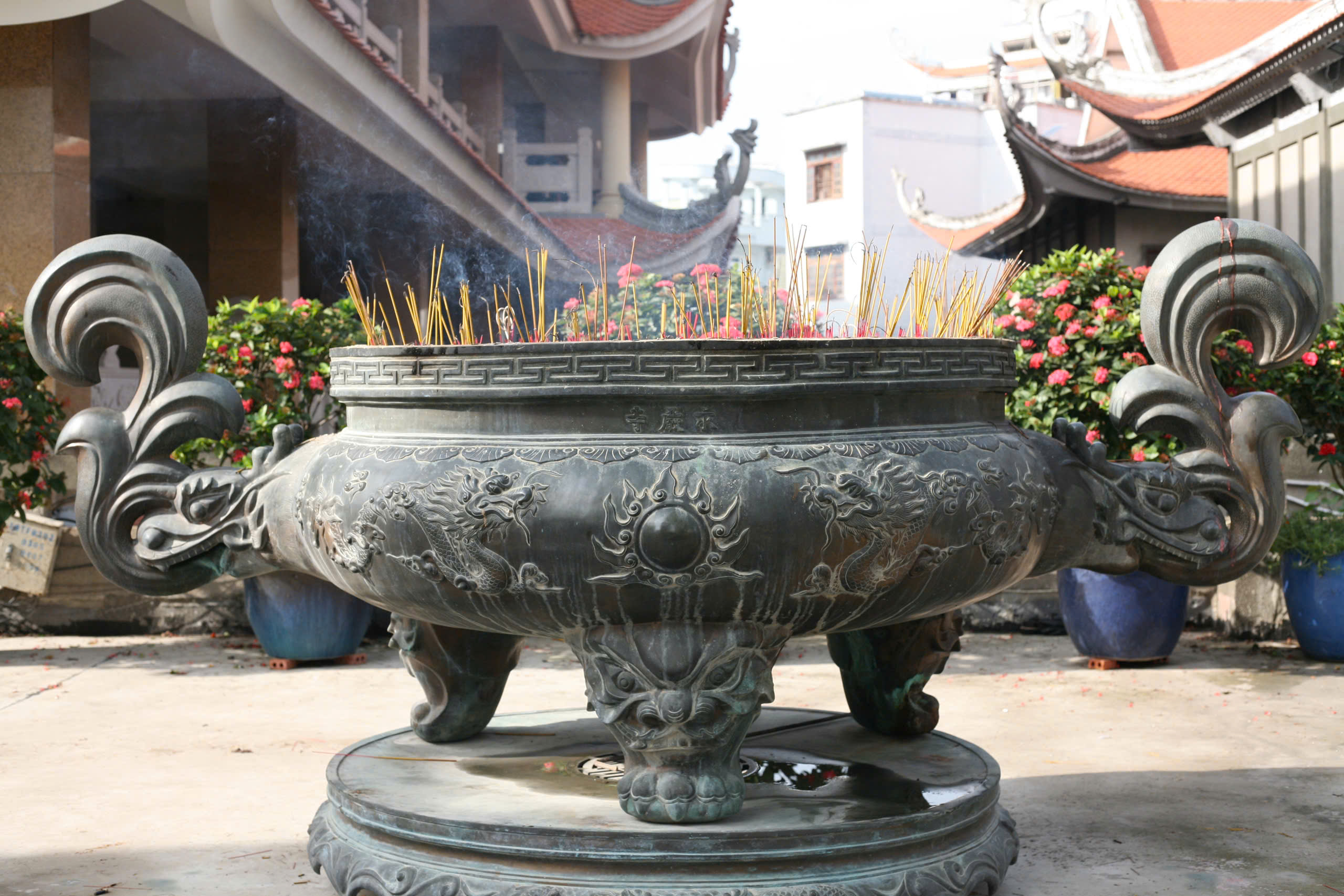 Người d&acirc;n du xu&acirc;n, đi lễ ở những ng&ocirc;i ch&ugrave;a nổi tiếng bậc nhất TP HCM- Ảnh 9.