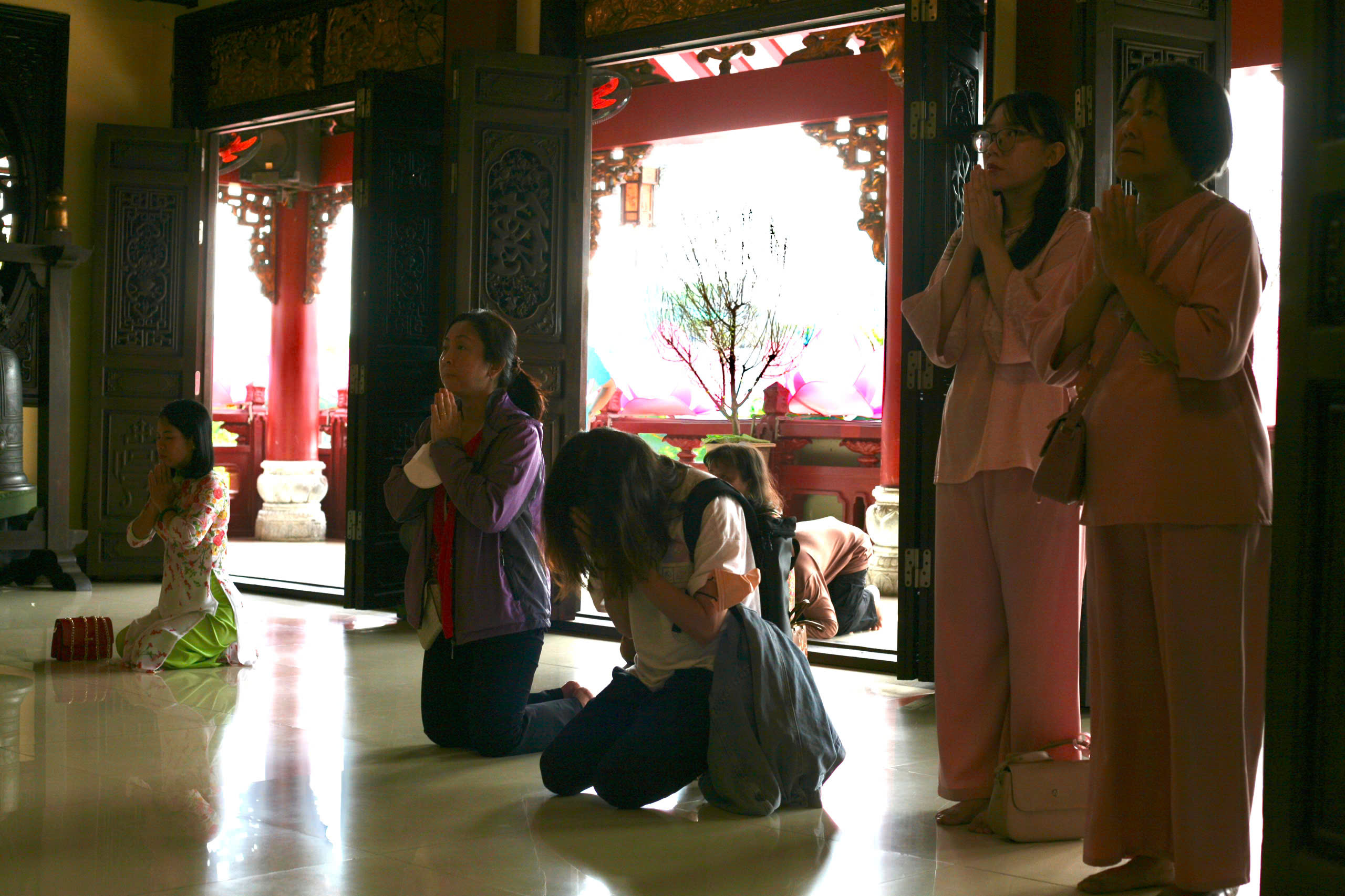Người d&acirc;n du xu&acirc;n, đi lễ ở những ng&ocirc;i ch&ugrave;a nổi tiếng bậc nhất TP HCM- Ảnh 19.