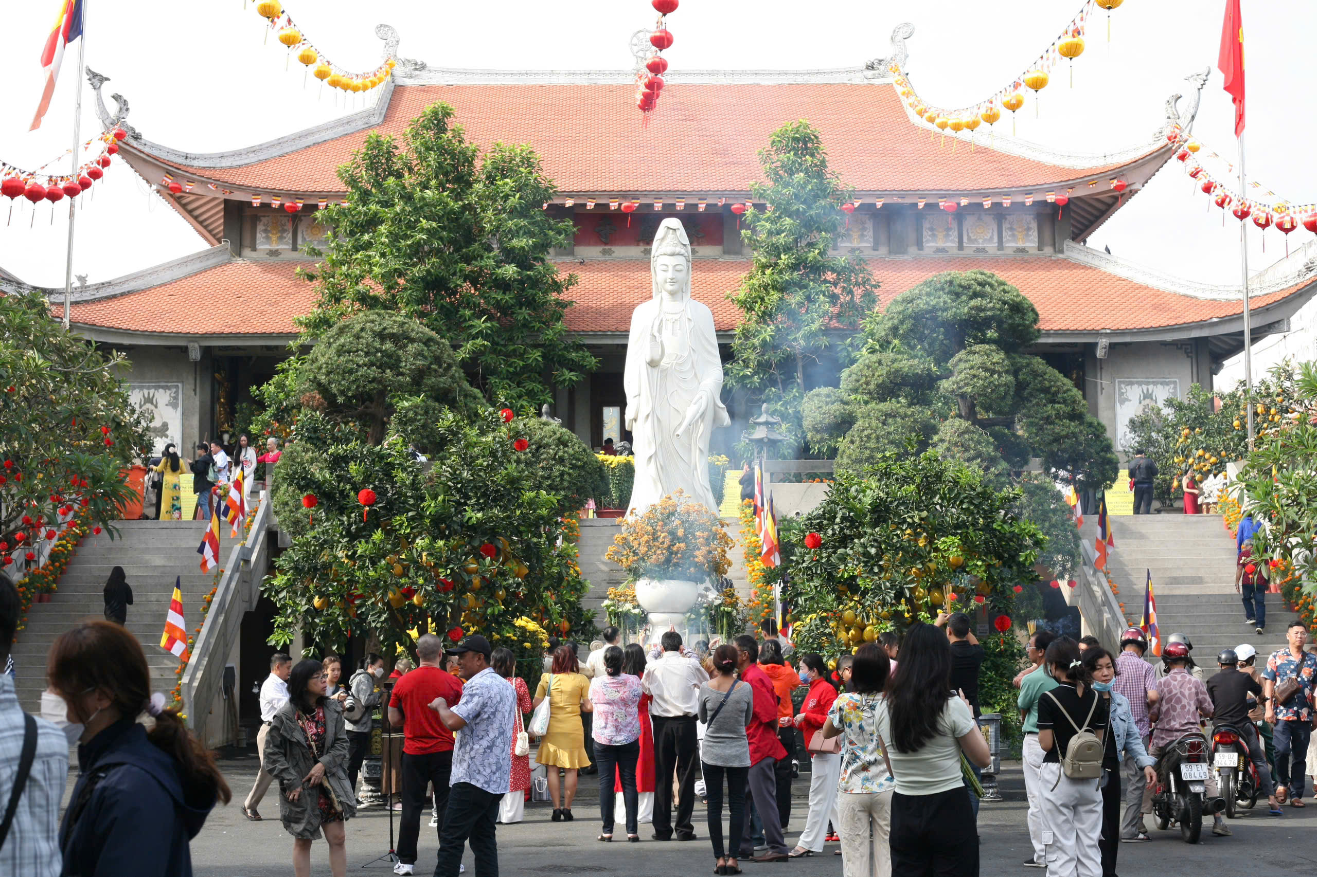 Người d&acirc;n du xu&acirc;n, đi lễ ở những ng&ocirc;i ch&ugrave;a nổi tiếng bậc nhất TP HCM- Ảnh 8.