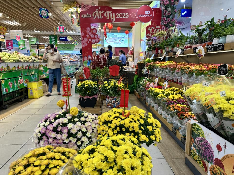 Si&ecirc;u thị, chợ m&ugrave;ng 2 Tết: Kh&aacute;ch "lao v&agrave;o" quầy thực phẩm tươi sống- Ảnh 1.