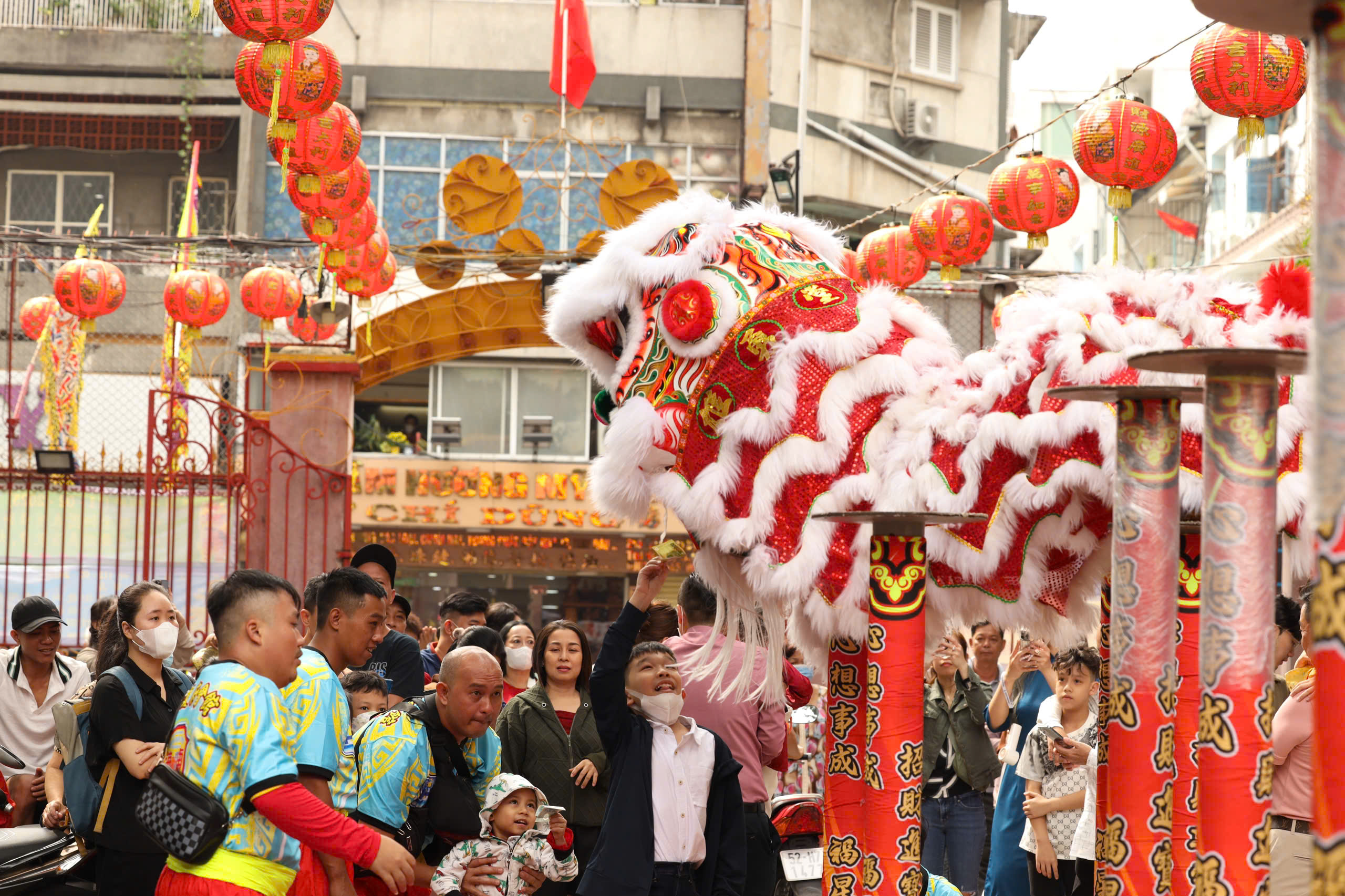 Người d&acirc;n du xu&acirc;n, đi lễ ở những ng&ocirc;i ch&ugrave;a nổi tiếng bậc nhất TP HCM- Ảnh 3.