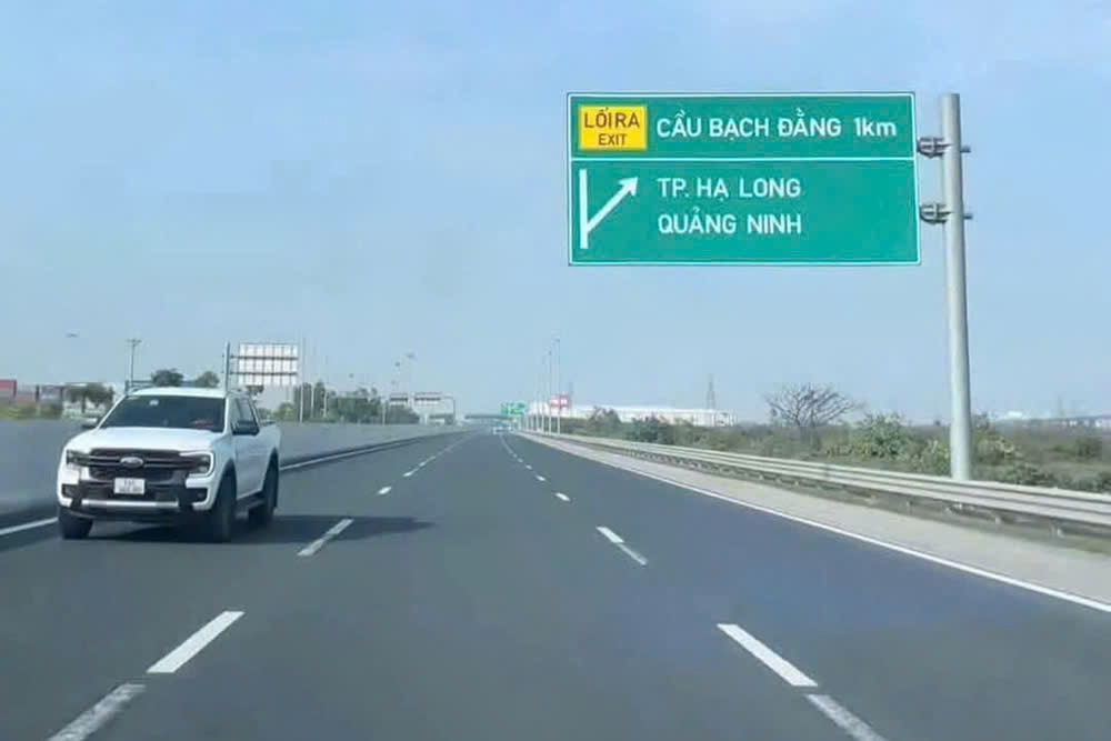 Người phụ nữ điều khiển &ocirc;t&ocirc; chạy ngược chiều tr&ecirc;n cao tốc ở l&agrave;n 120 km/giờ- Ảnh 1.