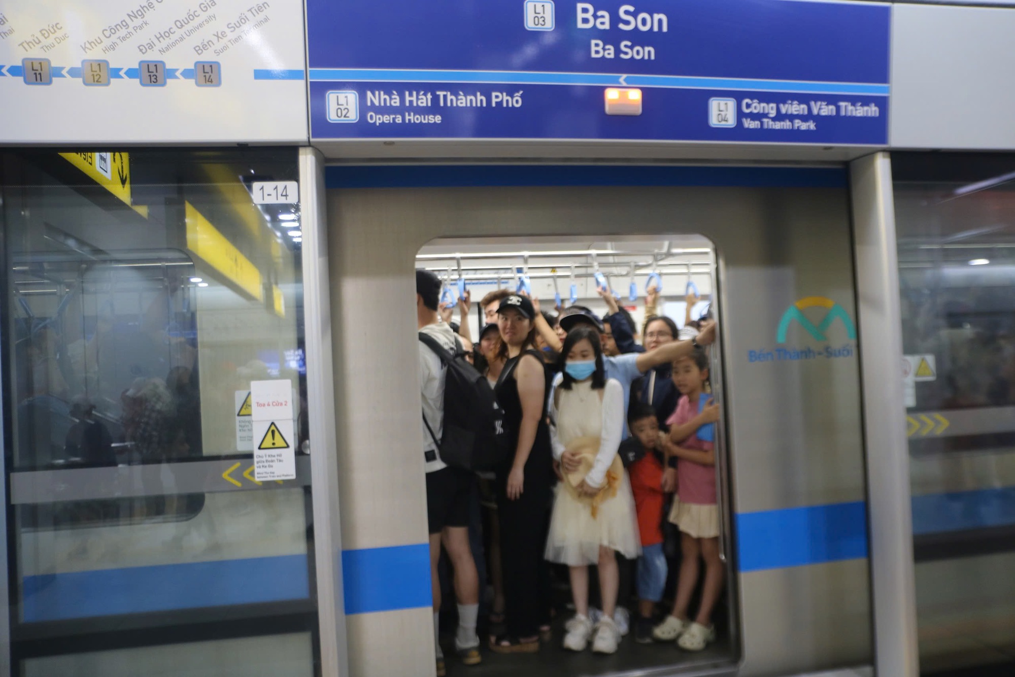 Ng&agrave;y M&ugrave;ng 2 Tết, metro số 1 đ&ocirc;ng nghẹt người - Ảnh 17.