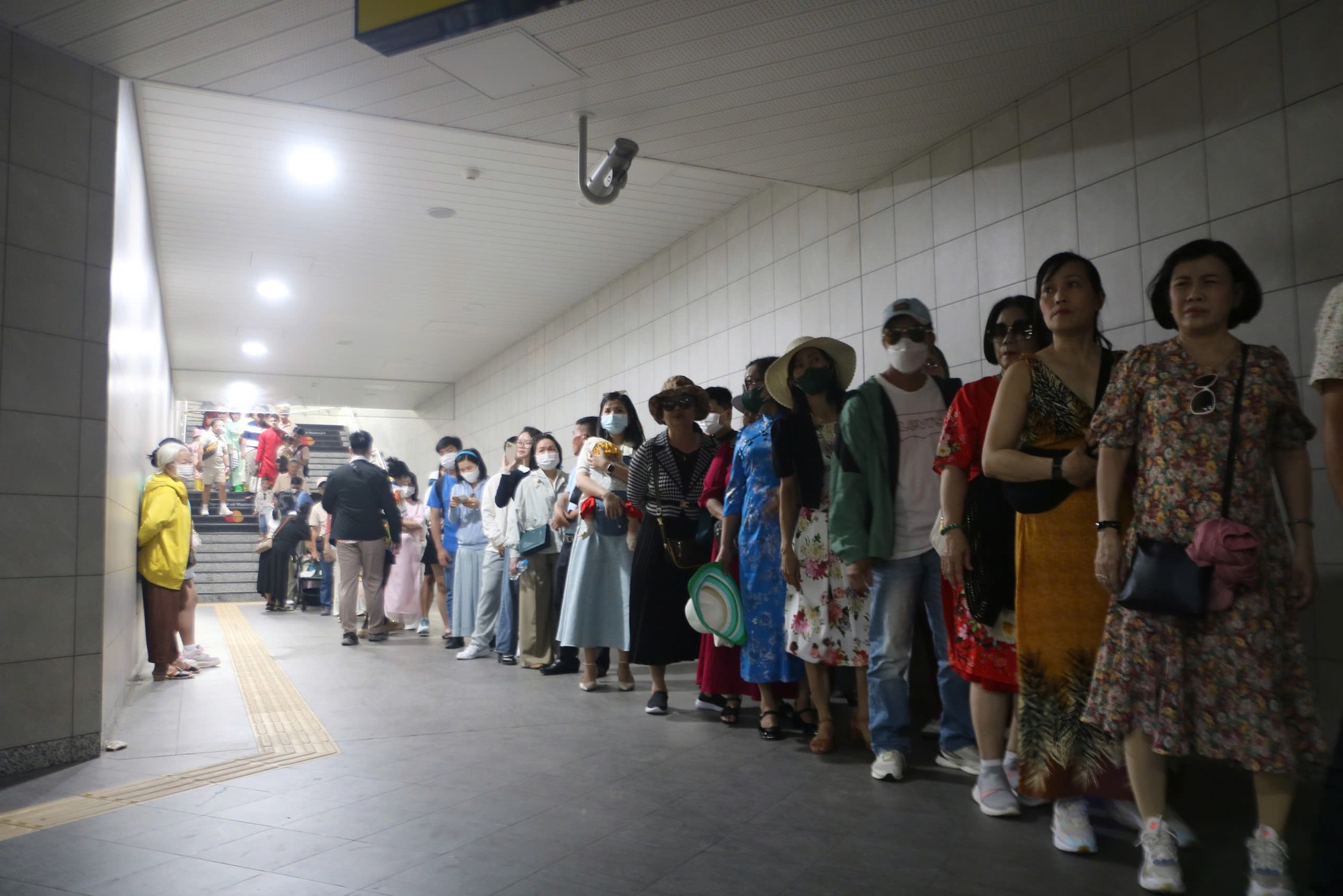Ng&agrave;y M&ugrave;ng 2 Tết, metro số 1 đ&ocirc;ng nghẹt người - Ảnh 16.
