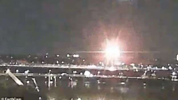 Trực thăng qu&acirc;n sự va chạm tr&ecirc;n kh&ocirc;ng với m&aacute;y bay chở kh&aacute;ch gần Washington, Mỹ. Ảnh: EarthCam