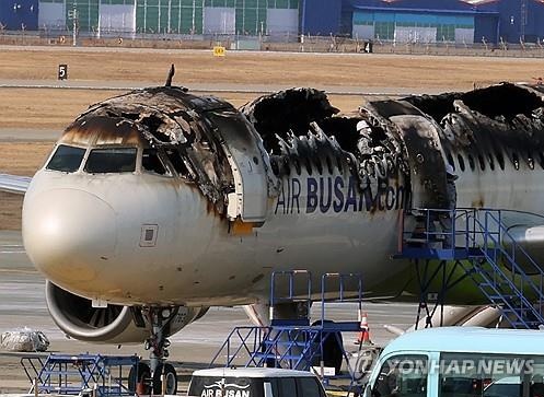 Chiếc m&aacute;y bay của H&atilde;ng h&agrave;ng kh&ocirc;ng Air Busan bốc ch&aacute;y h&ocirc;m 28-1. Ảnh: Yonhap