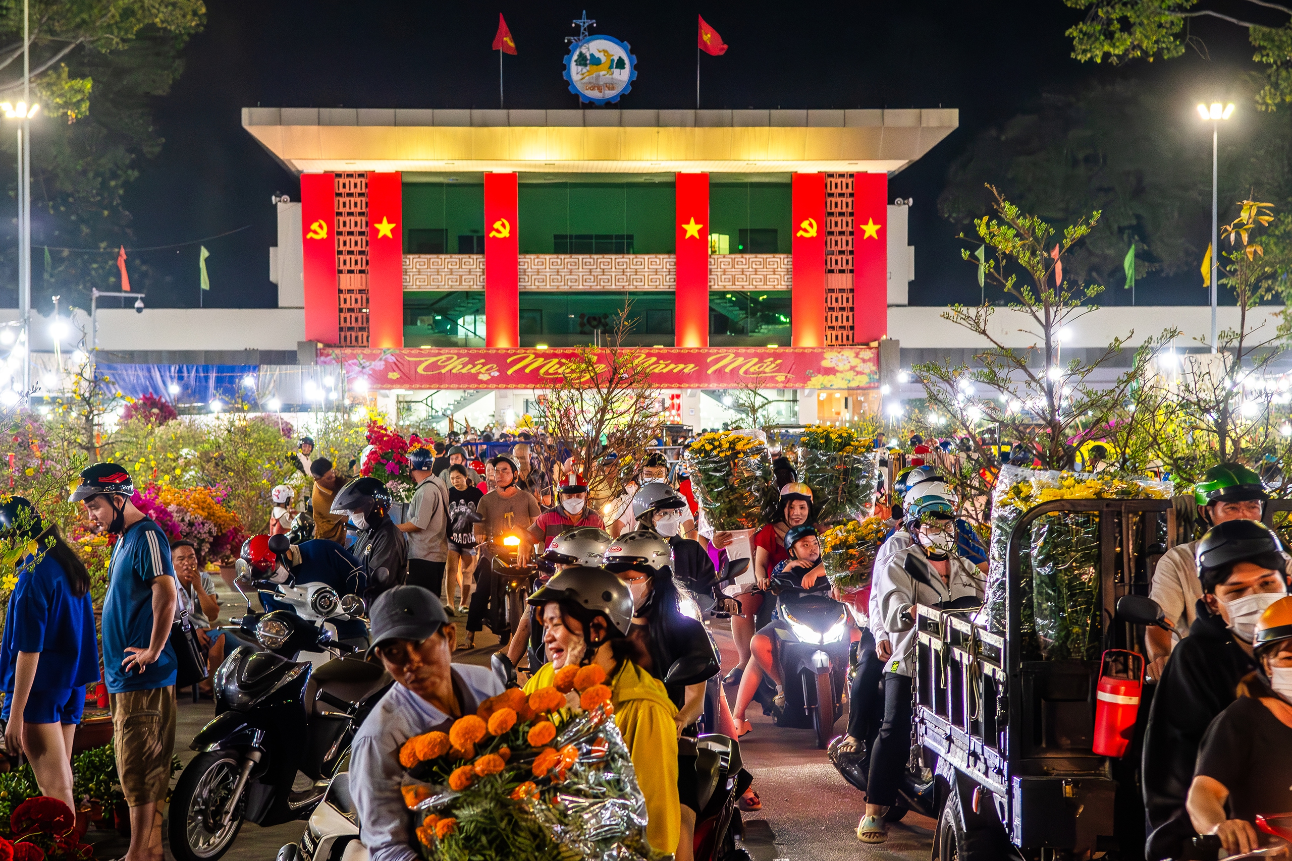Nhộn nhịp chợ hoa. Ảnh: TRẦN HỮU CƯỜNG