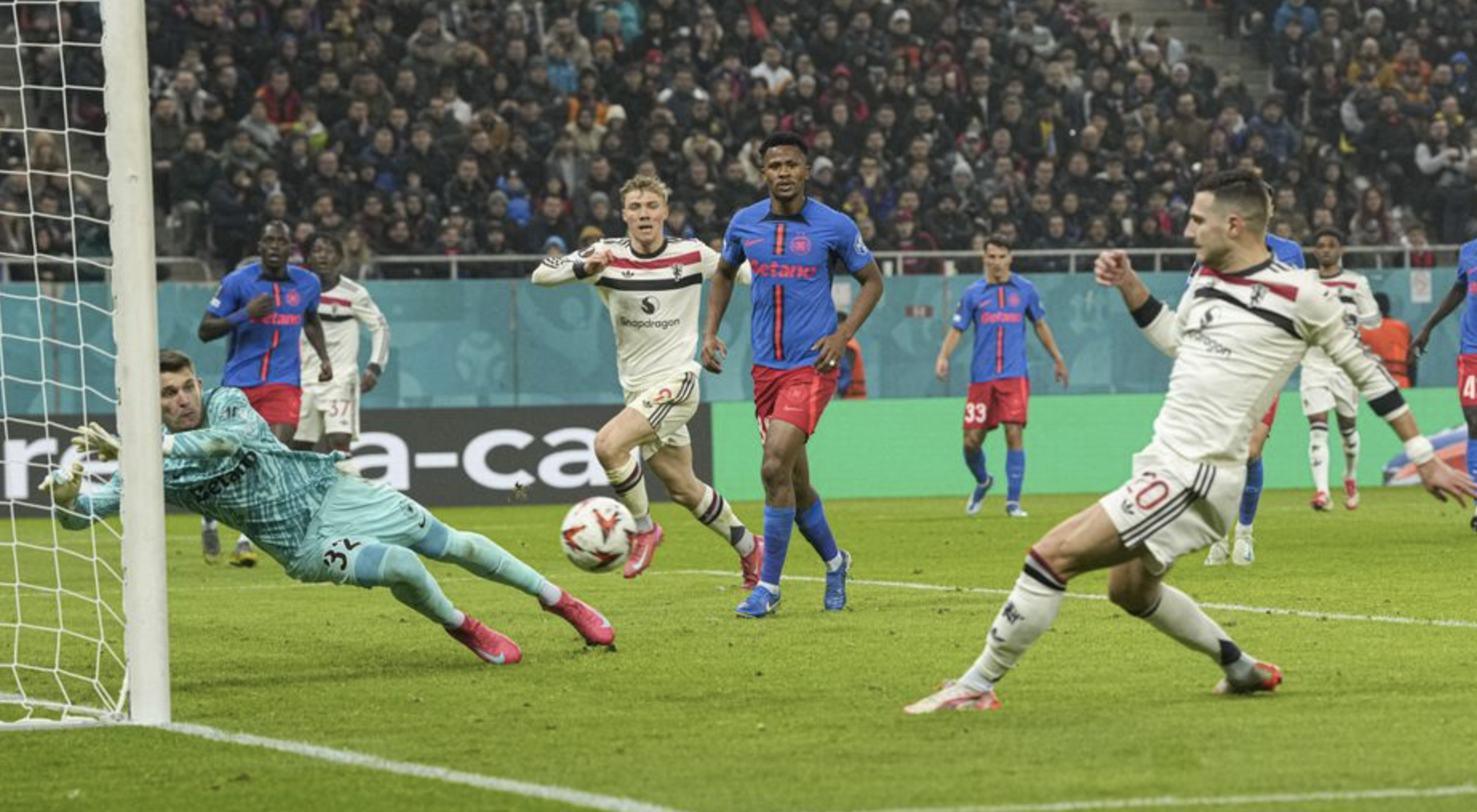 Sao trẻ lập c&ocirc;ng, Man United thẳng tiến Europa League- Ảnh 3.