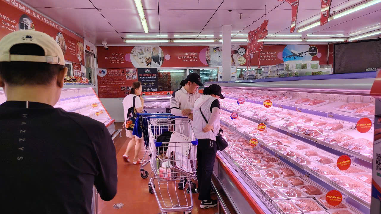 Si&ecirc;u thị, chợ m&ugrave;ng 2 Tết: Kh&aacute;ch "lao v&agrave;o" quầy thực phẩm tươi sống- Ảnh 6.