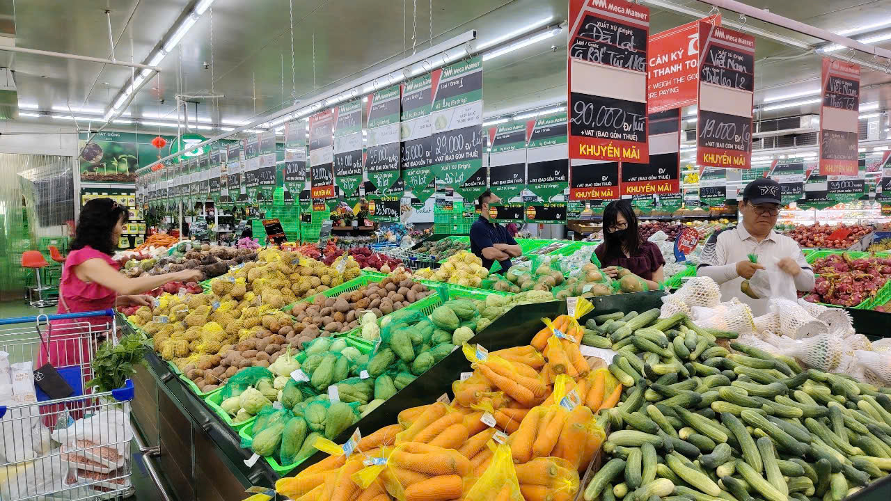 Si&ecirc;u thị, chợ m&ugrave;ng 2 Tết: Kh&aacute;ch "lao v&agrave;o" quầy thực phẩm tươi sống- Ảnh 4.