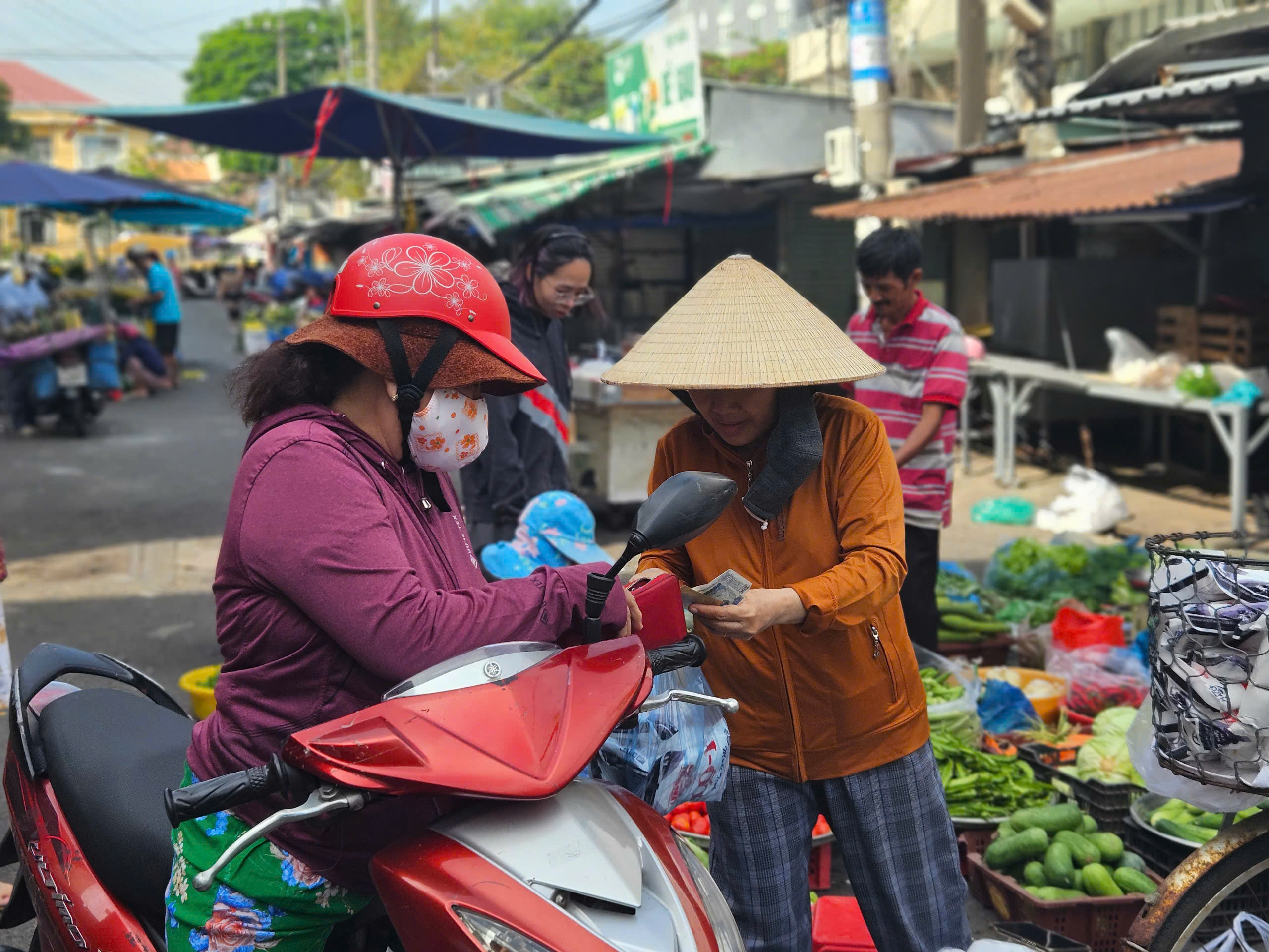 Si&ecirc;u thị, chợ m&ugrave;ng 2 Tết: Kh&aacute;ch "lao v&agrave;o" quầy thực phẩm tươi sống- Ảnh 11.