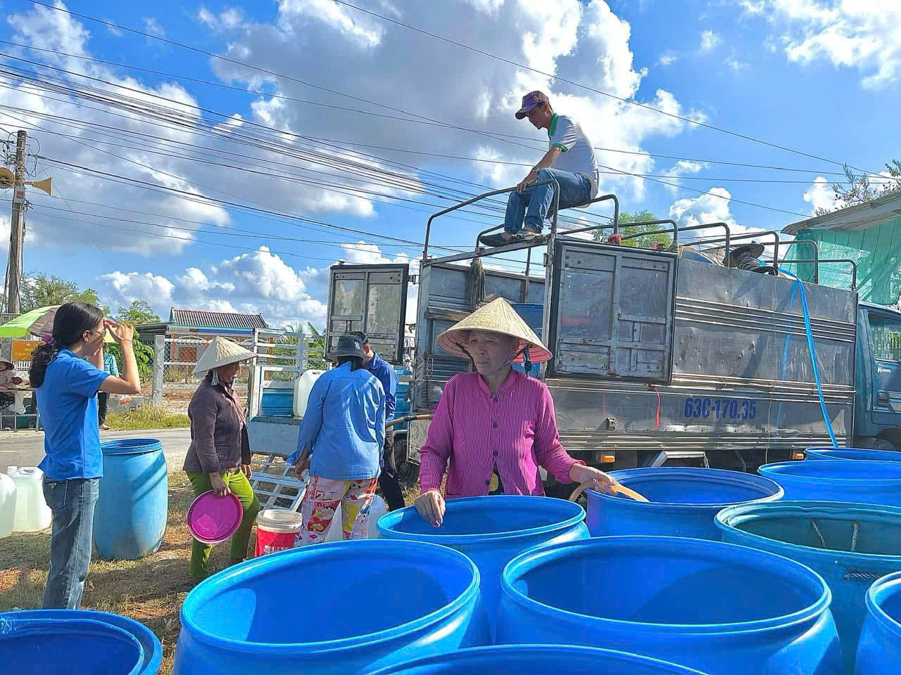Hạnh ph&uacute;c l&agrave; cho đi- Ảnh 5.