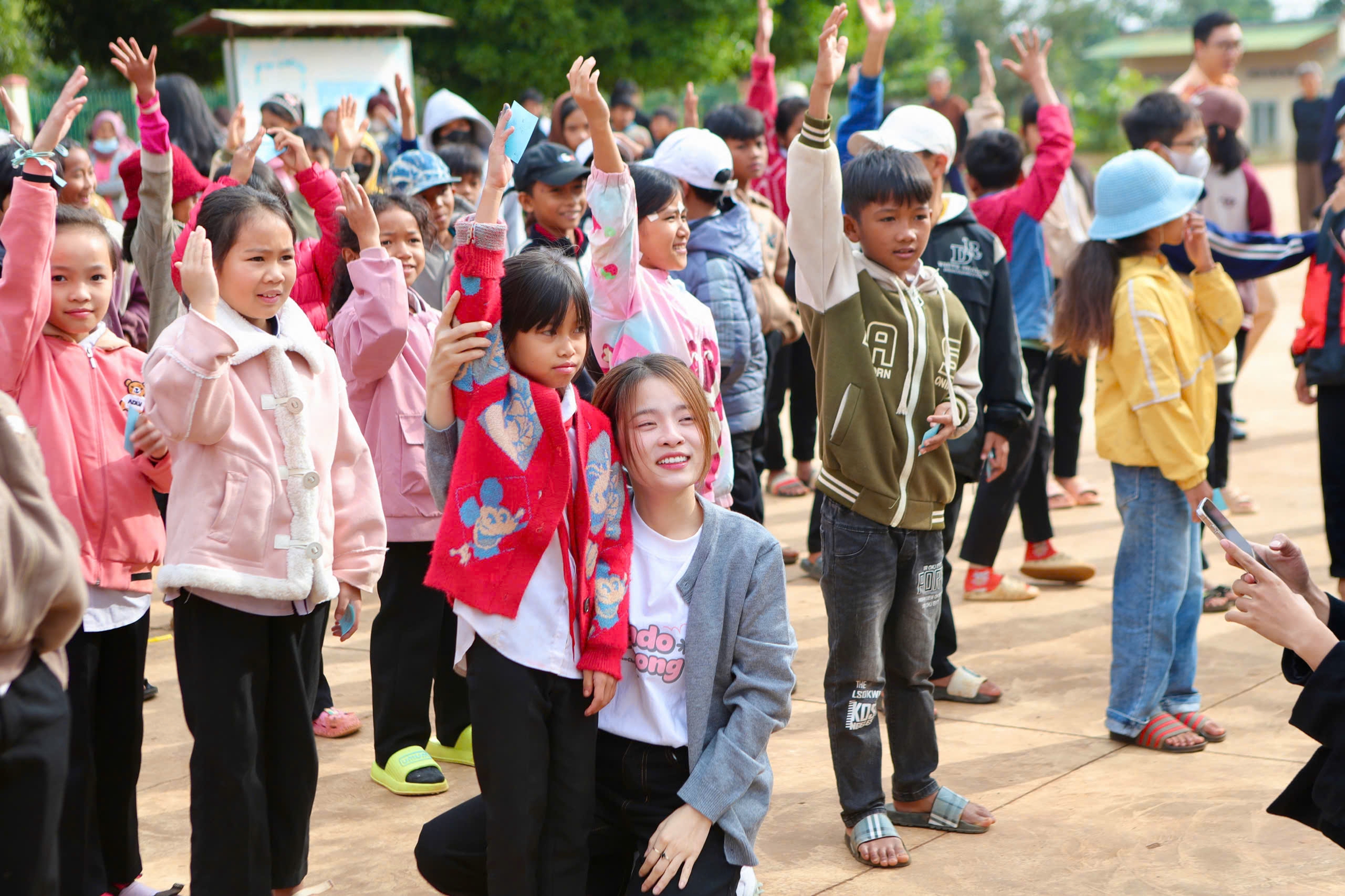 Hạnh ph&uacute;c l&agrave; cho đi- Ảnh 2.