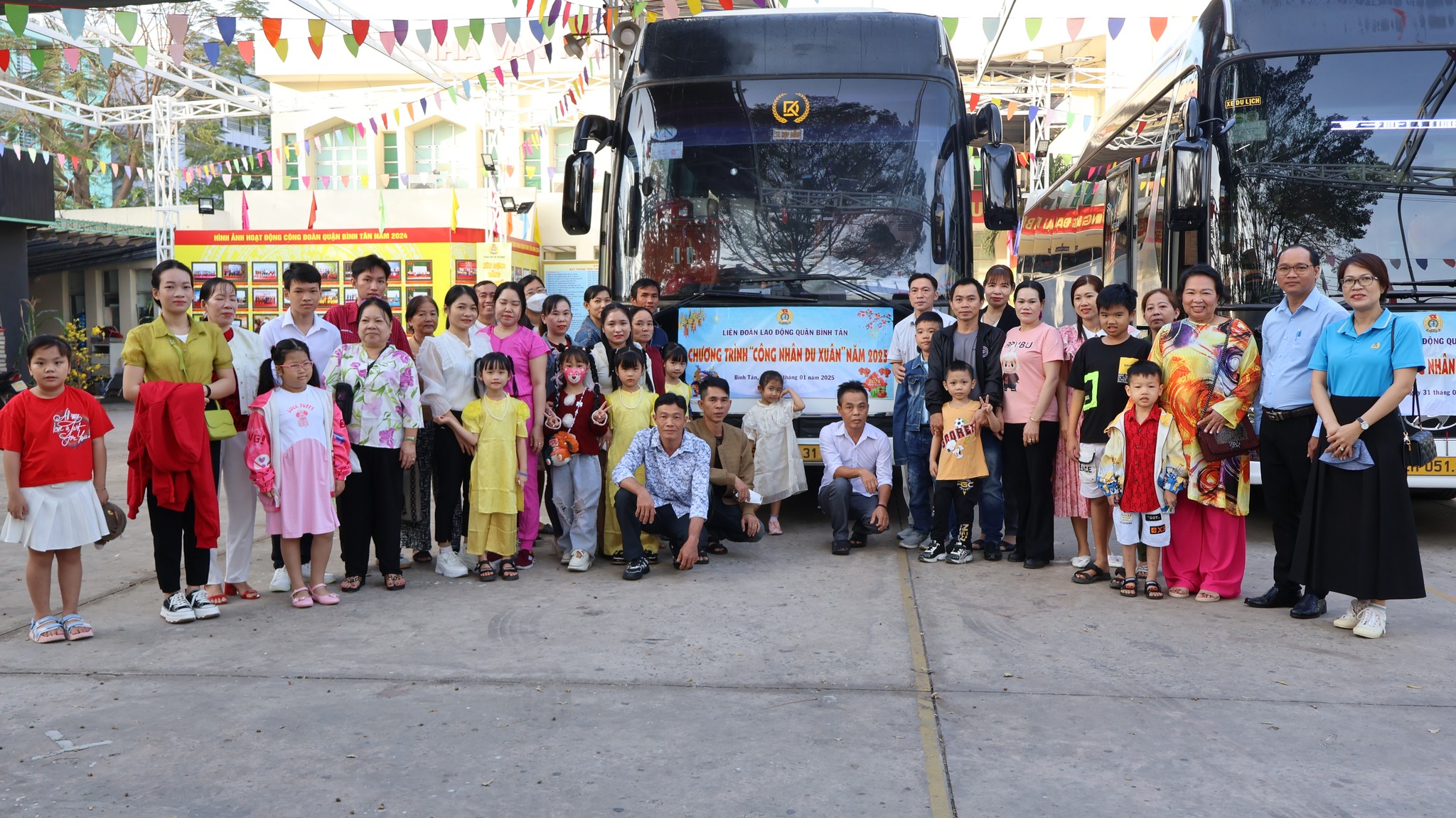 100 gia đ&igrave;nh c&ocirc;ng nh&acirc;n kh&oacute; khăn lần đầu du xu&acirc;n tại Đường hoa Nguyễn Huệ- Ảnh 1.