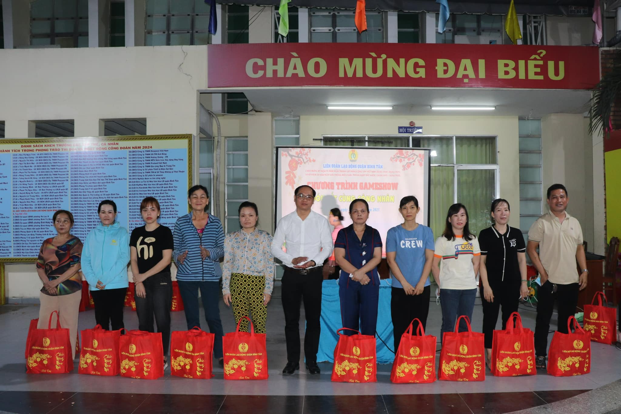 100 gia đ&igrave;nh c&ocirc;ng nh&acirc;n kh&oacute; khăn lần đầu du xu&acirc;n tại Đường hoa Nguyễn Huệ- Ảnh 4.