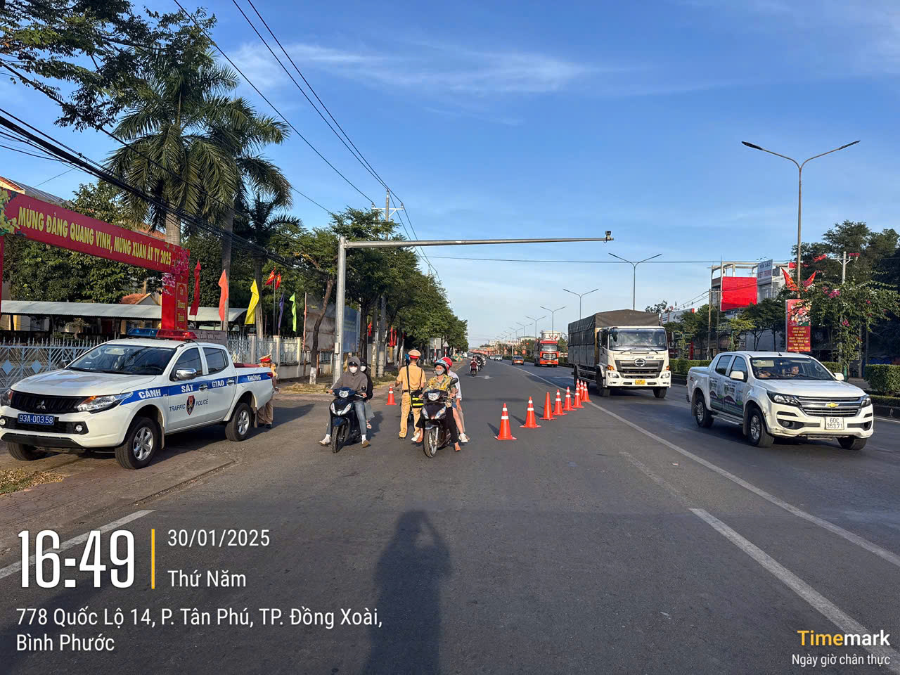 CSGT Bình Phước xử phạt nhiều trường hợp vi phạm nồng độ cồn trong dịp Tết- Ảnh 1.