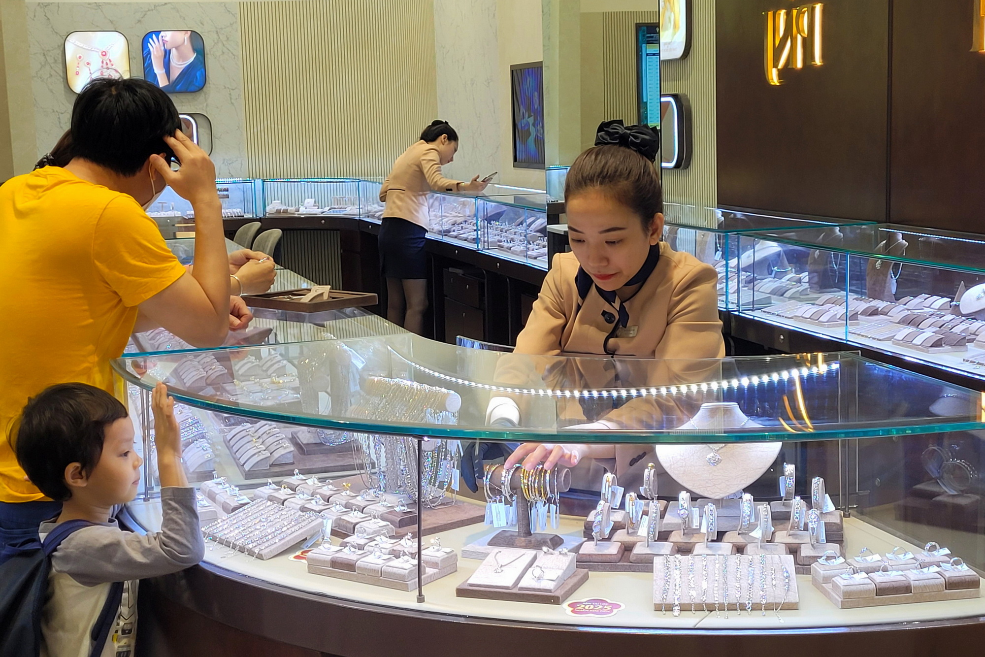 Gi&aacute; v&agrave;ng h&ocirc;m nay, 1-2: Tăng l&ecirc;n mức cao nhất mọi thời đại- Ảnh 1.