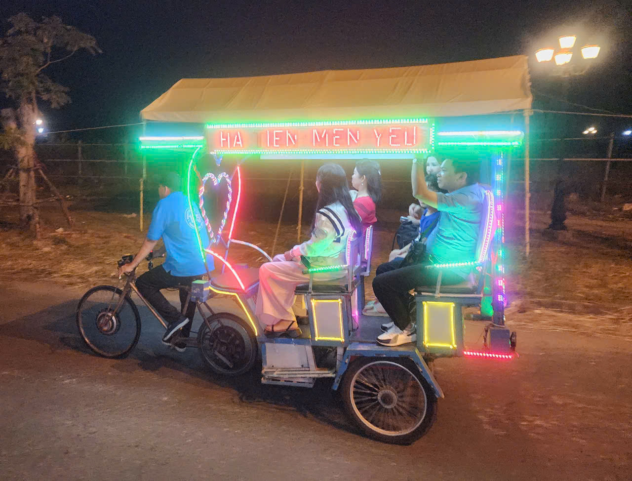 "Xe vua vui vẻ" ở H&agrave; Ti&ecirc;n - Ảnh 2.