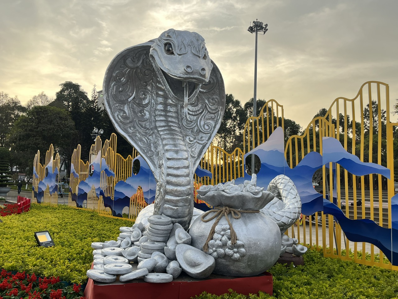 Linh vật rắn "siêu dễ thương" hút khách chụp ảnh- Ảnh 3.