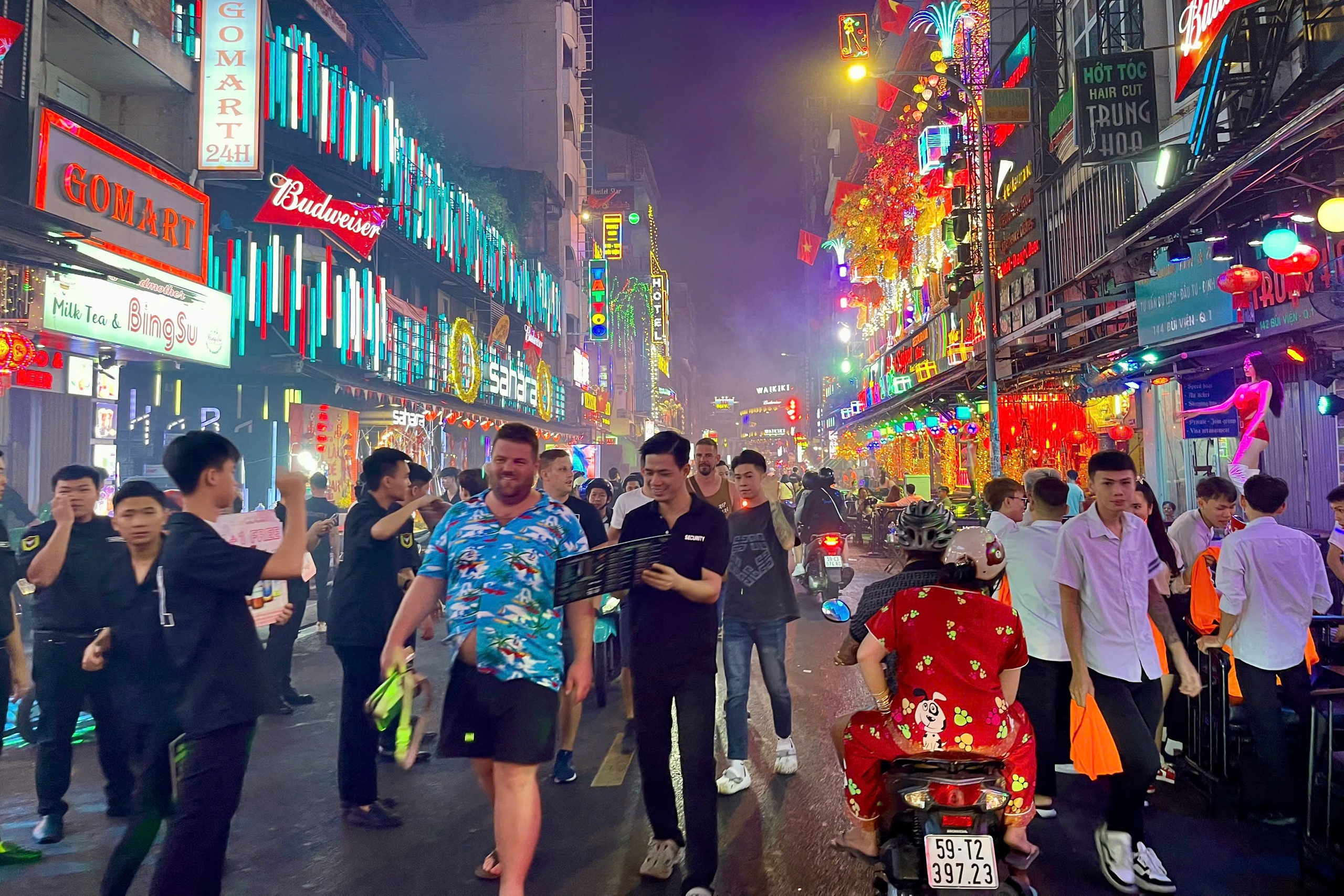 Cận cảnh phố đi bộ B&ugrave;i Viện ng&agrave;y Tết- Ảnh 1.