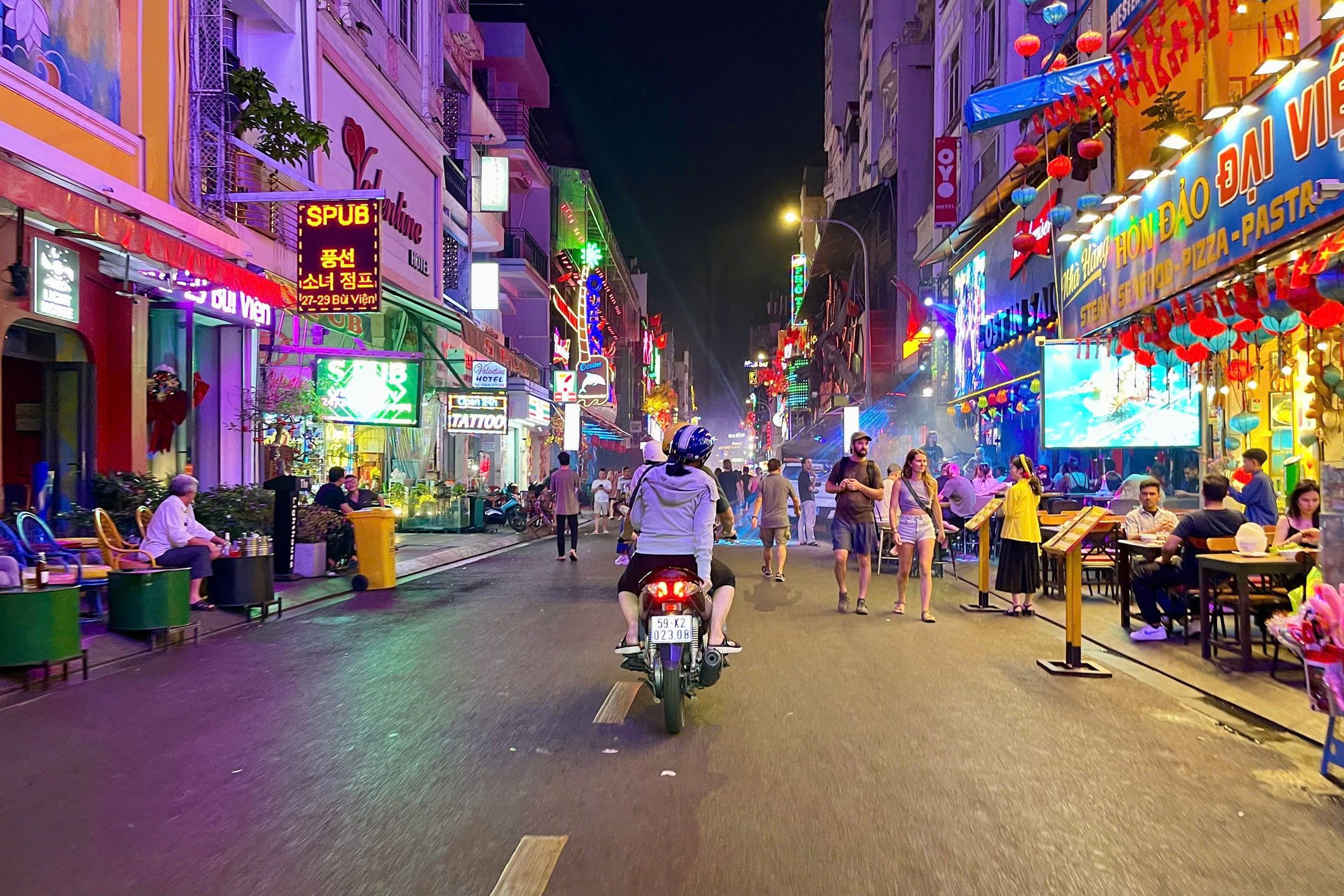 Cận cảnh phố đi bộ B&ugrave;i Viện ng&agrave;y Tết- Ảnh 4.